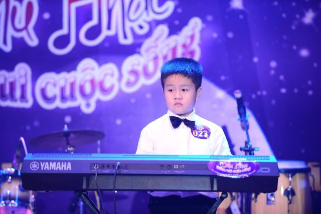 Nên cho bé học đàn piano hay đàn organ đệm hát?