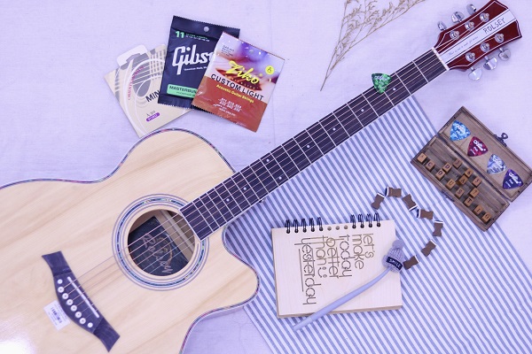 (Mua guitar acoustic cho người mới TP.HCM)