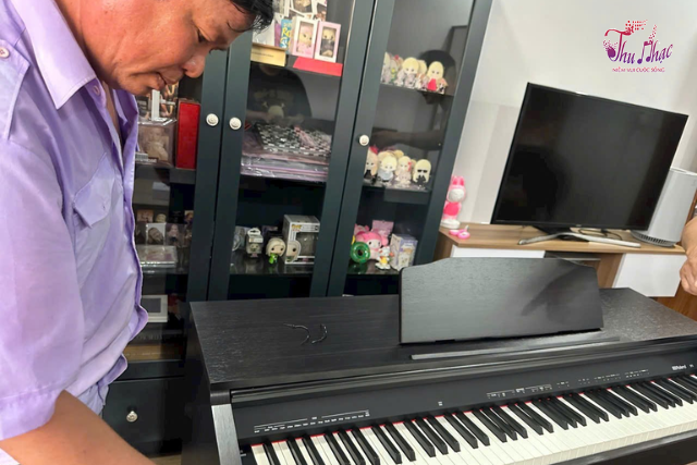 Kỹ thuật viên sửa đàn piano chuyên nghiệp