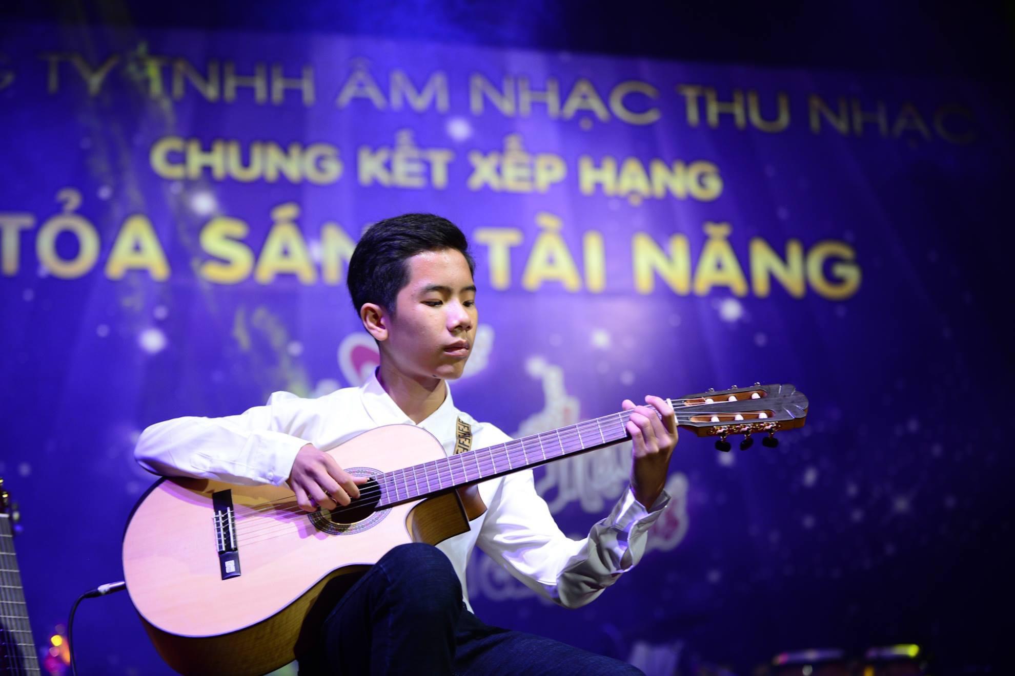 Tư thế ngồi chơi đàn guitar đệm hát chuẩn