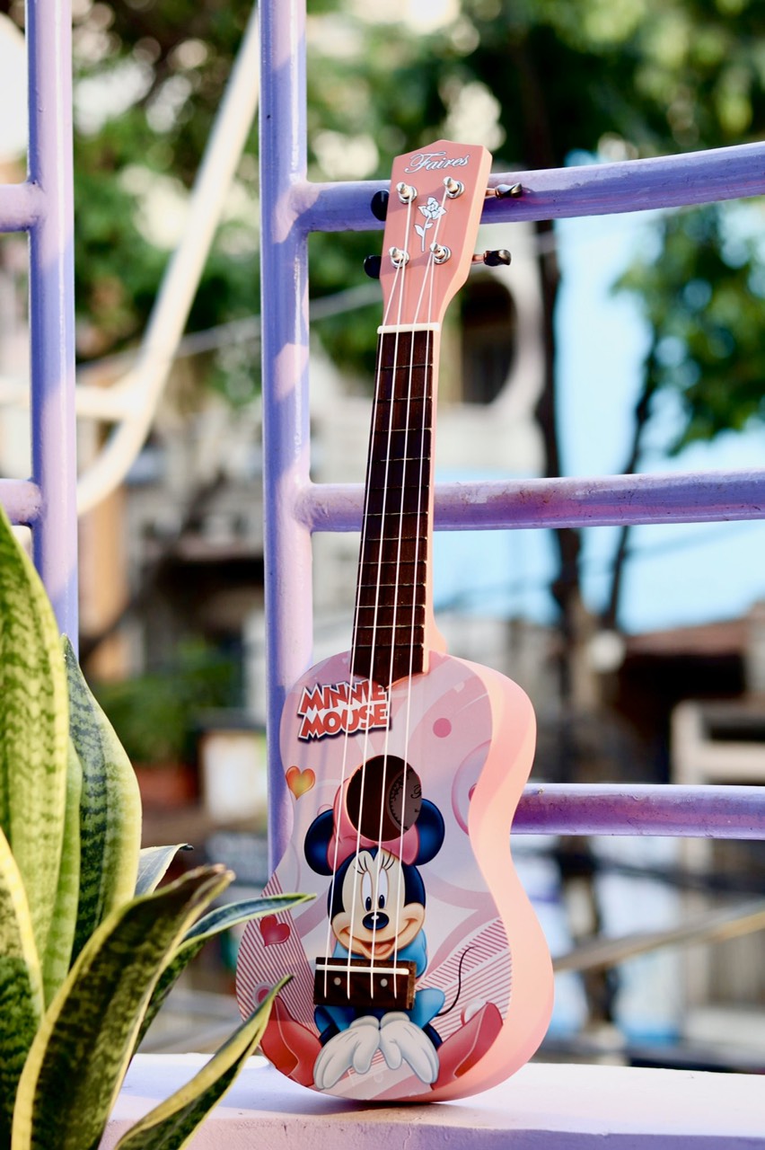 Đàn ukulele màu hồng chuột mickey