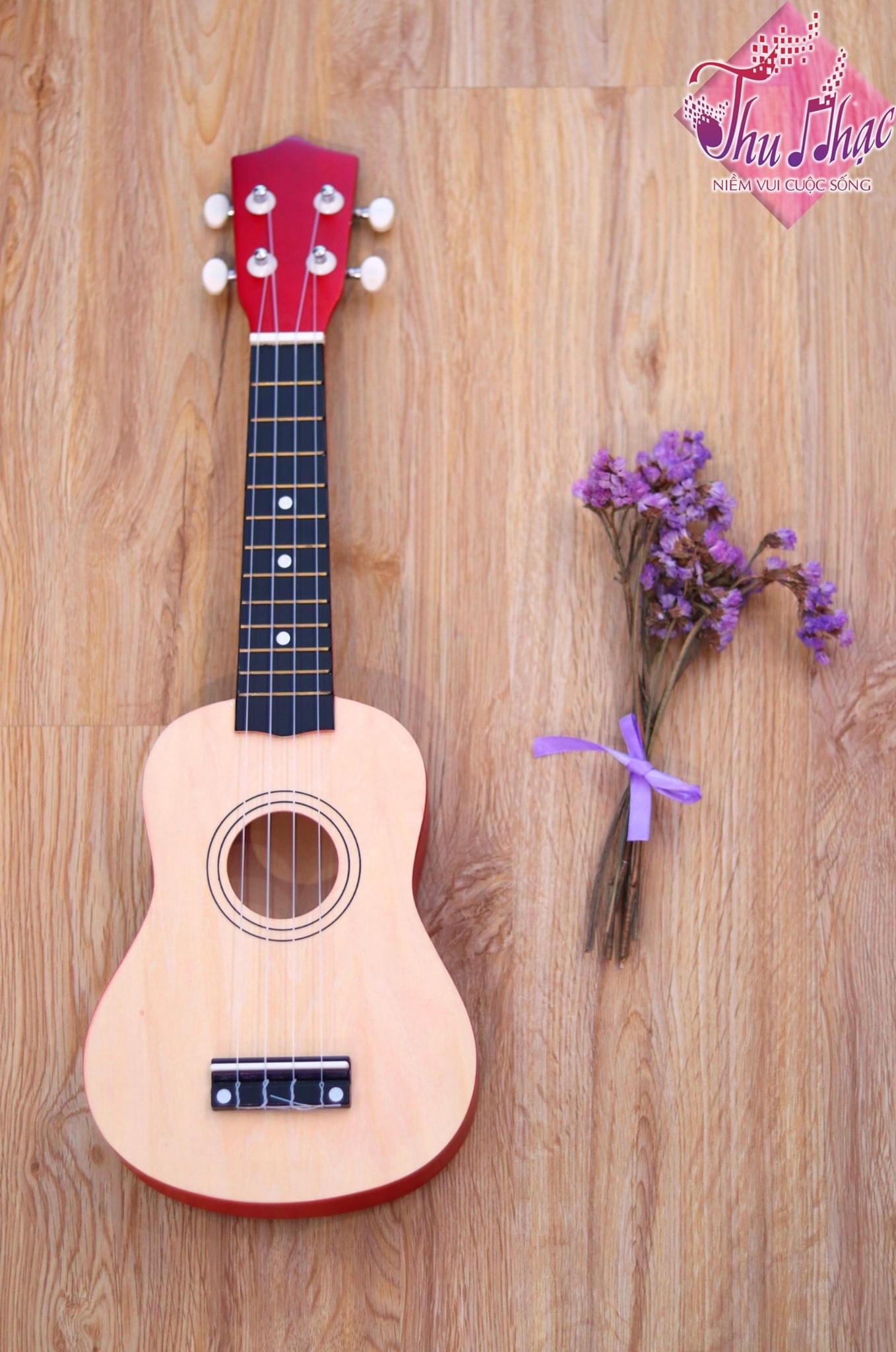 Đàn ukulele màu trắng viền gỗ