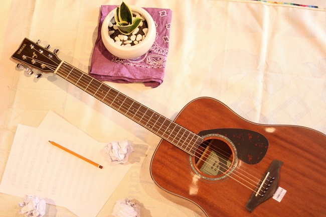 mua đàn guitar acoustic