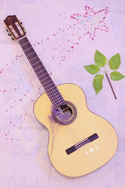 mua đàn guitar classic