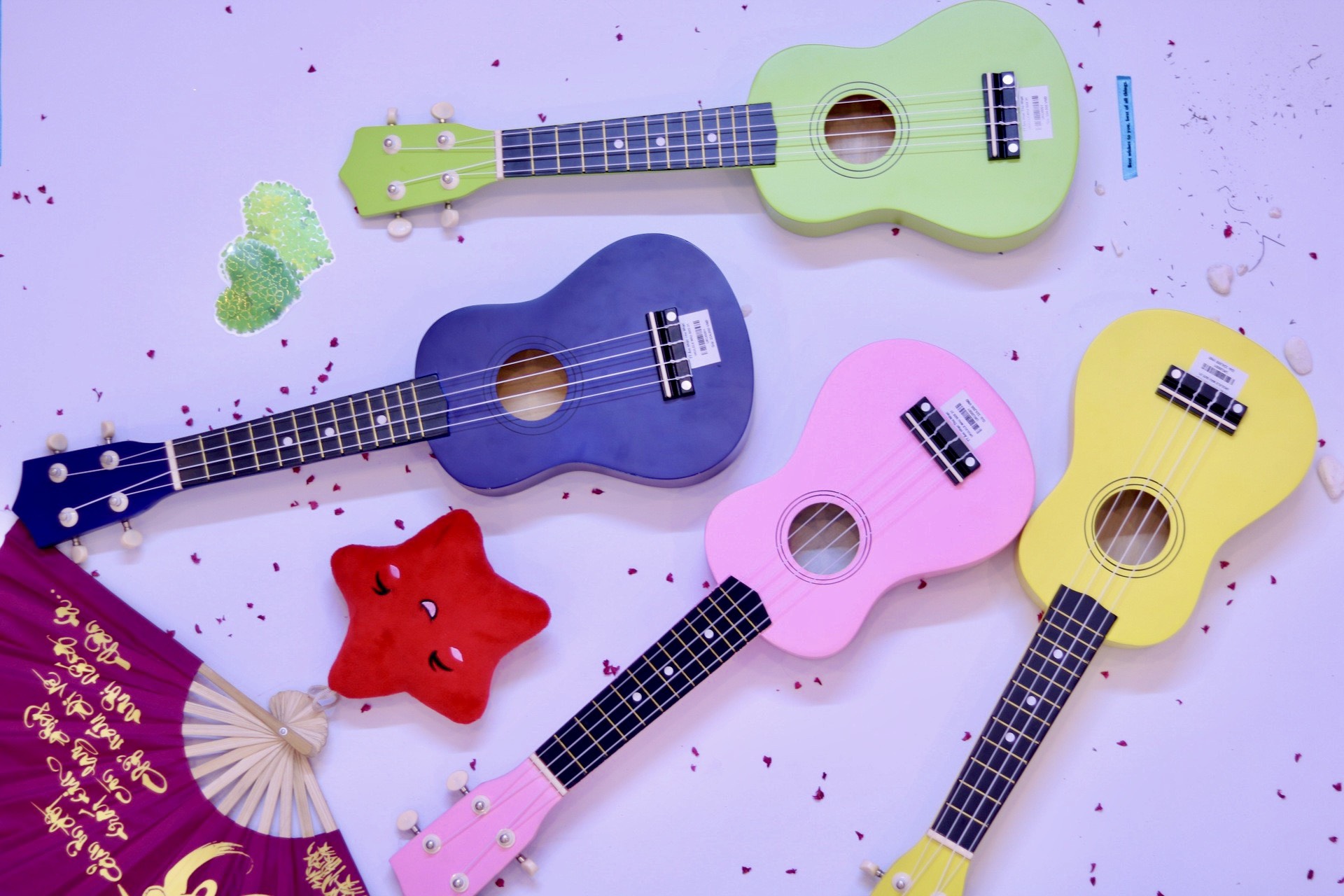 một số đàn ukulele màu tại Thu Nhạc