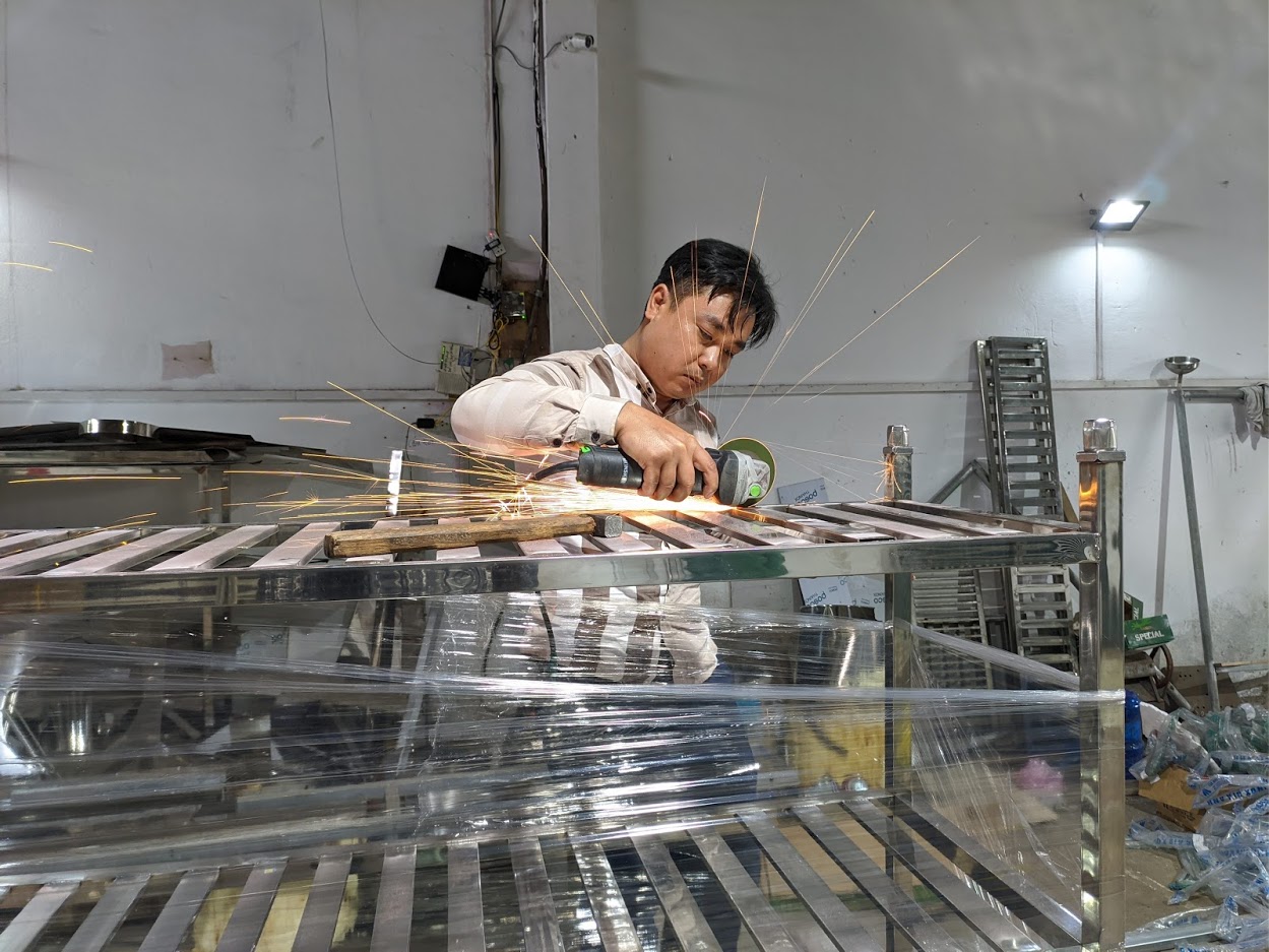 Những người thợ đang miệt mài làm việc