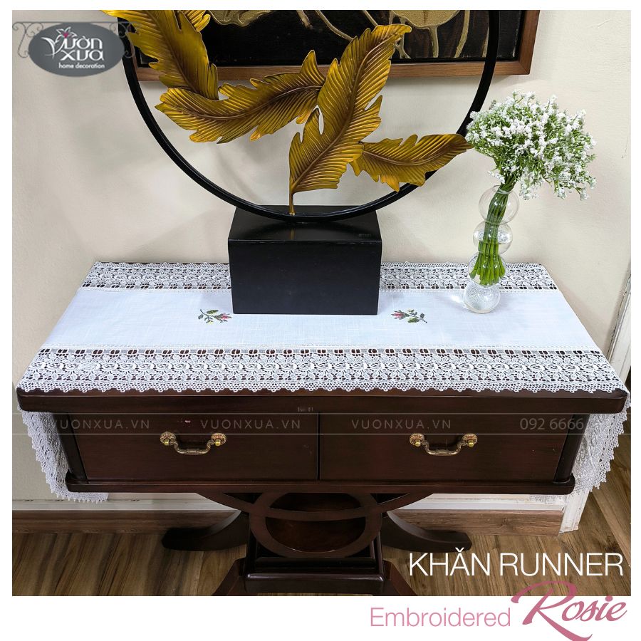 Khăn trải tủ, kệ thêu Hoa Hồng Rosie, điểm xuyết hoa cỏ vàng