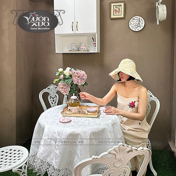 Khăn phủ bàn hoa hồng trắng sang trọng nhà VƯỜN XƯA, KBWR