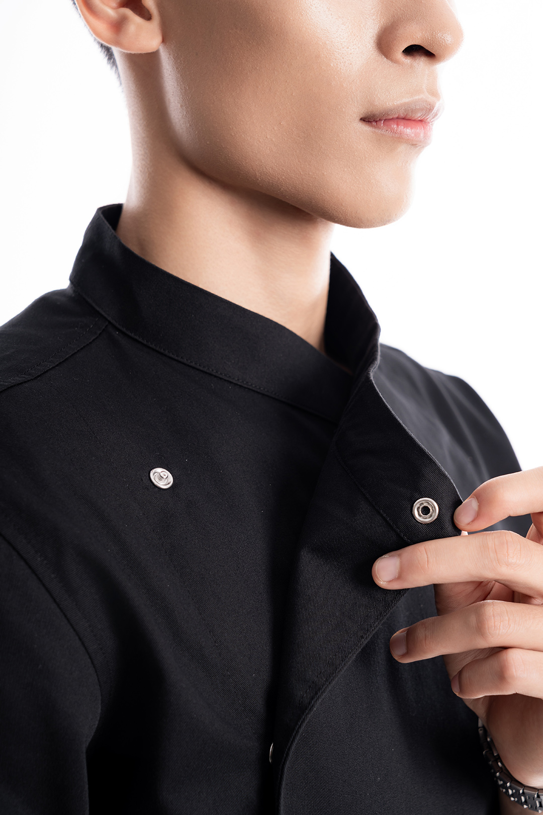 [CHEFX12] ÁO BẾP NGẮN TAY CÚC BẤM MÀU ĐEN CÓ PHỐI LƯỚI CO DÃN SAU LƯNG – BLACK SHORT-SLEEVE CHEF JACKET WITH SNAP BUTTONS AND STRETCH MESH BACK PANEL