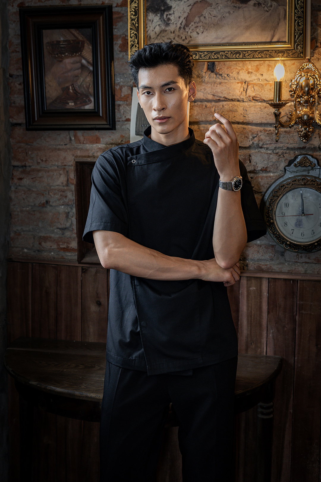 [CHEFX12] ÁO BẾP NGẮN TAY CÚC BẤM MÀU ĐEN CÓ PHỐI LƯỚI CO DÃN SAU LƯNG – BLACK SHORT-SLEEVE CHEF JACKET WITH SNAP BUTTONS AND STRETCH MESH BACK PANEL