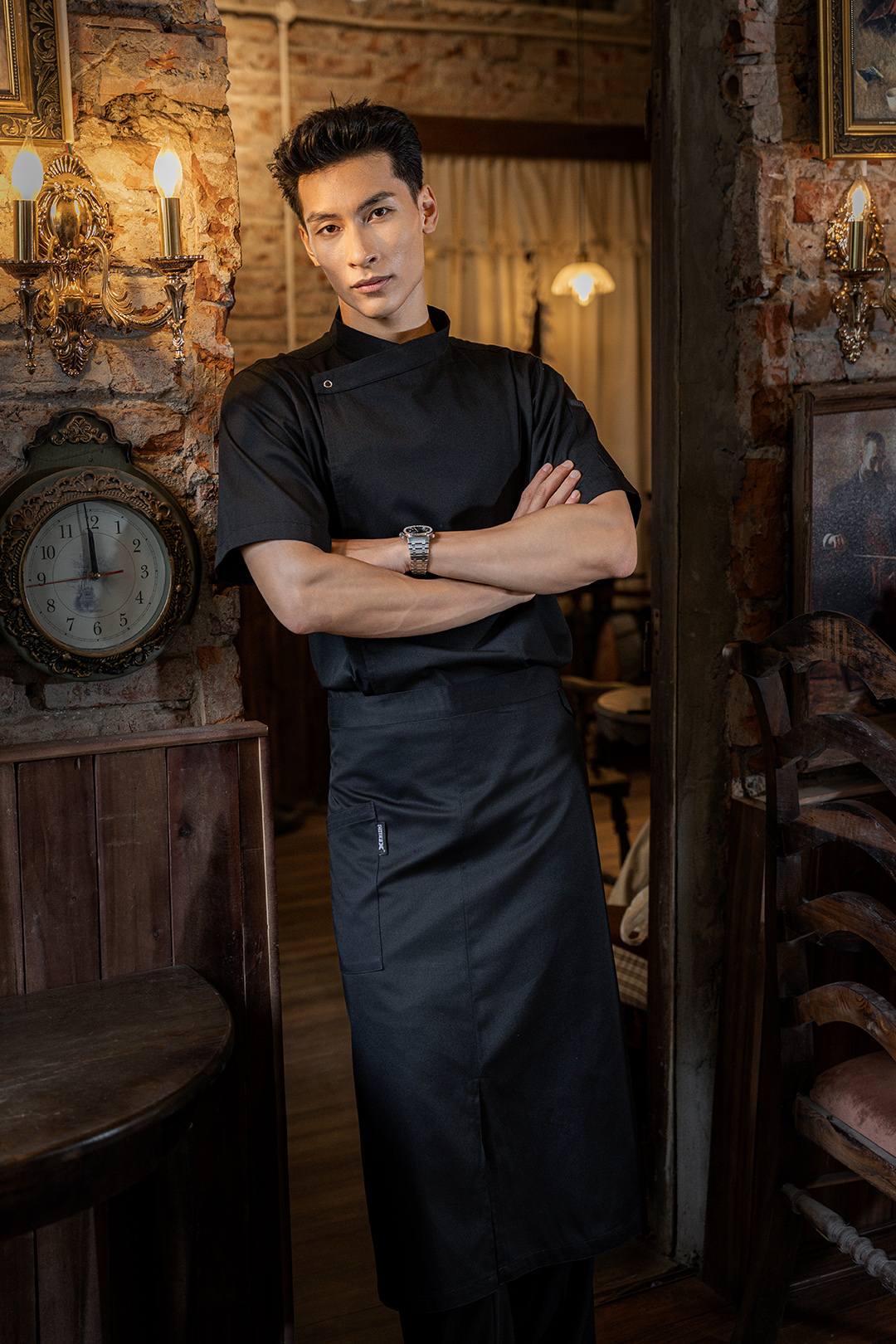 [CHEFX12] ÁO BẾP NGẮN TAY CÚC BẤM MÀU ĐEN CÓ PHỐI LƯỚI CO DÃN SAU LƯNG – BLACK SHORT-SLEEVE CHEF JACKET WITH SNAP BUTTONS AND STRETCH MESH BACK PANEL