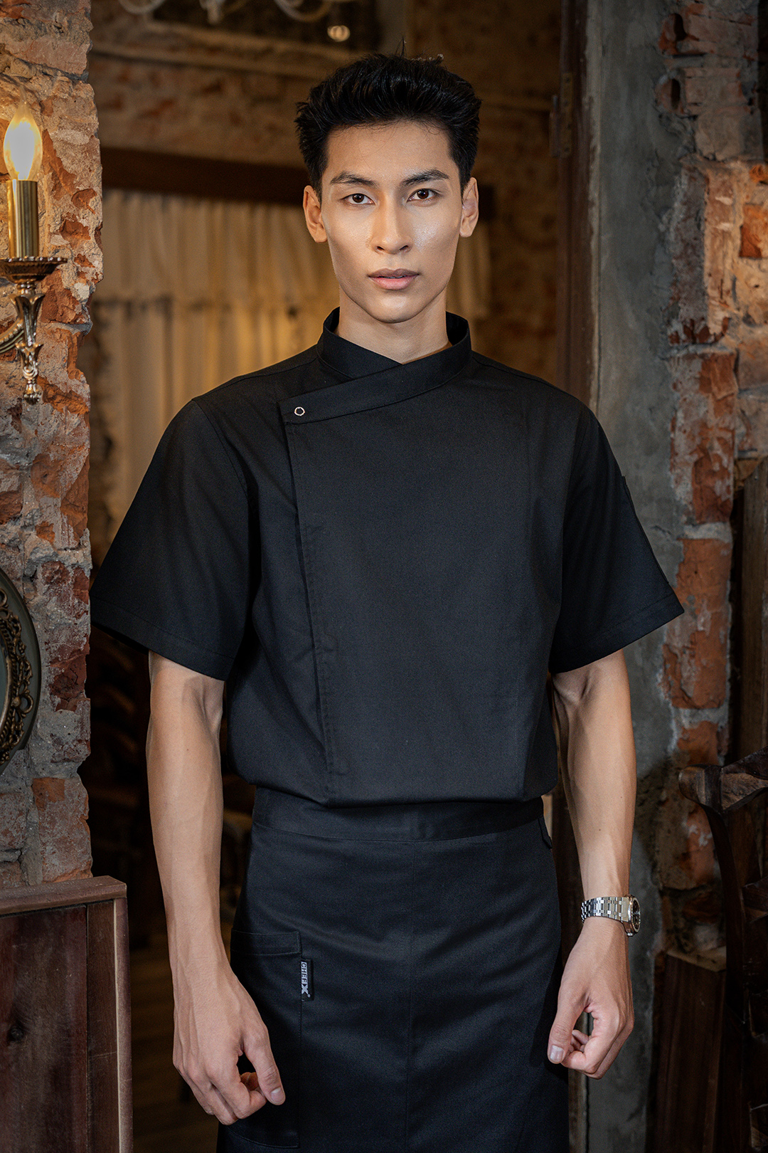 [CHEFX12] ÁO BẾP NGẮN TAY CÚC BẤM MÀU ĐEN CÓ PHỐI LƯỚI CO DÃN SAU LƯNG – BLACK SHORT-SLEEVE CHEF JACKET WITH SNAP BUTTONS AND STRETCH MESH BACK PANEL