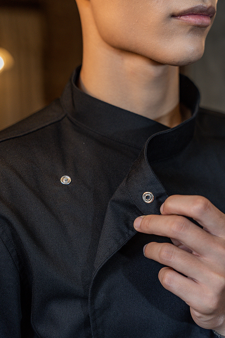 [CHEFX14] ÁO BẾP DÀI TAY CÚC BẤM MÀU ĐEN CÓ PHỐI LƯỚI CO DÃN SAU LƯNG – BLACK LONG-SLEEVE CHEF JACKET WITH SNAP BUTTONS AND STRETCH MESH BACK PANEL