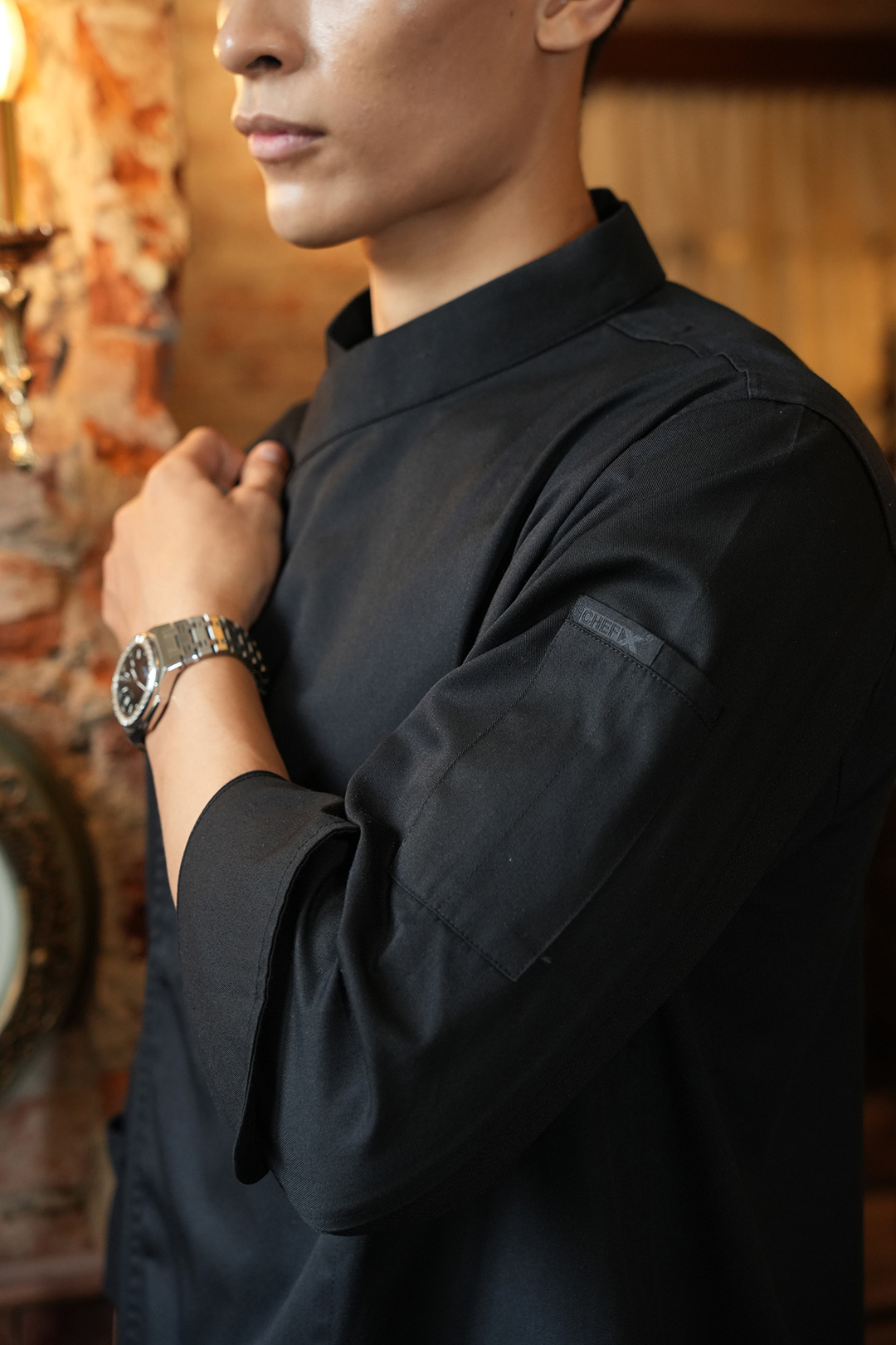 [CHEFX14] ÁO BẾP DÀI TAY CÚC BẤM MÀU ĐEN CÓ PHỐI LƯỚI CO DÃN SAU LƯNG – BLACK LONG-SLEEVE CHEF JACKET WITH SNAP BUTTONS AND STRETCH MESH BACK PANEL