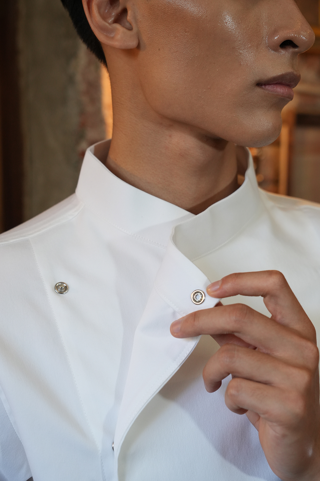 [CHEFX14] ÁO BẾP DÀI TAY CÚC BẤM MÀU TRẮNG CÓ PHỐI LƯỚI CO DÃN SAU LƯNG – WHITE LONG-SLEEVE CHEF JACKET WITH SNAP BUTTONS AND STRETCH MESH BACK PANEL