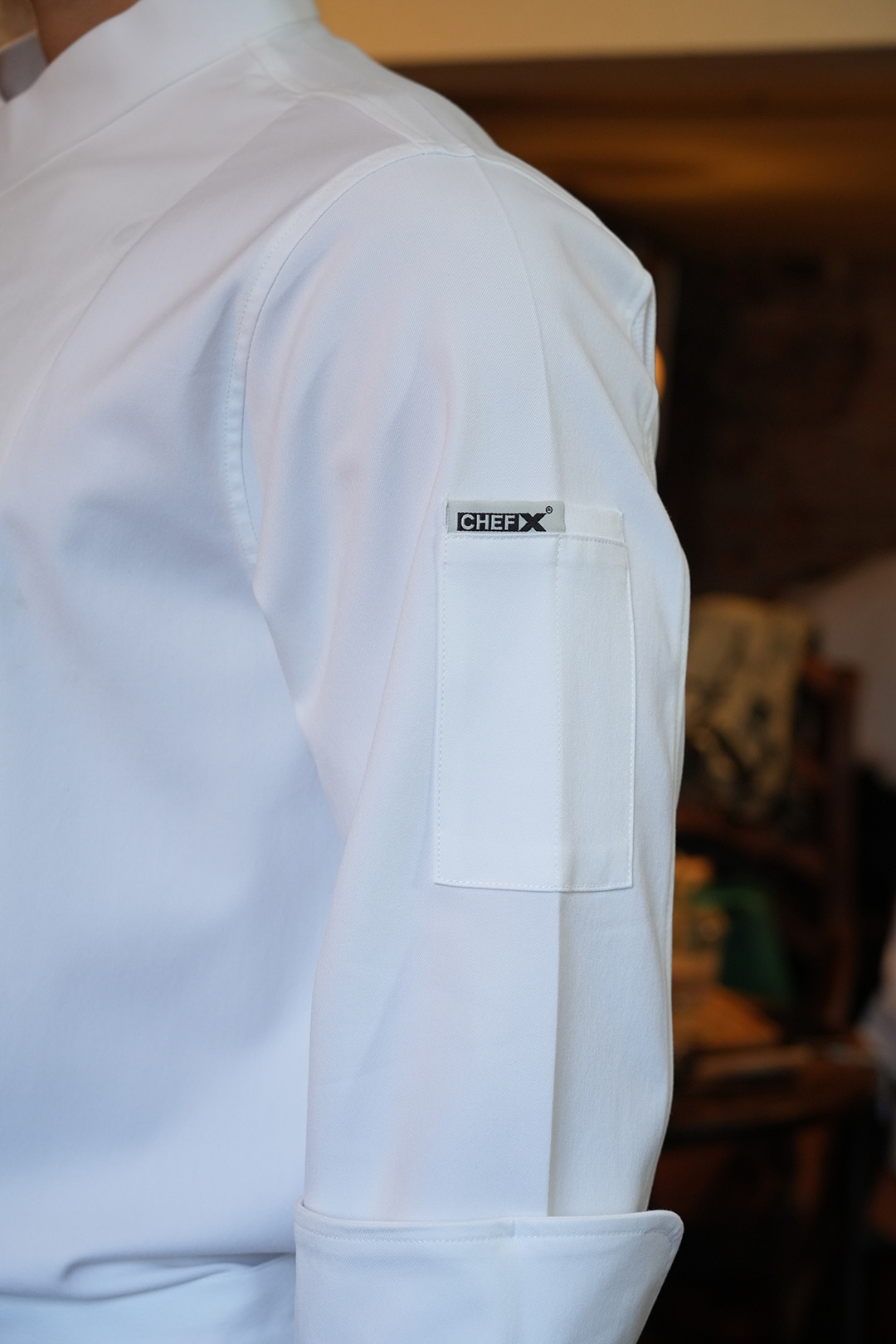 [CHEFX14] ÁO BẾP DÀI TAY CÚC BẤM MÀU TRẮNG CÓ PHỐI LƯỚI CO DÃN SAU LƯNG – WHITE LONG-SLEEVE CHEF JACKET WITH SNAP BUTTONS AND STRETCH MESH BACK PANEL