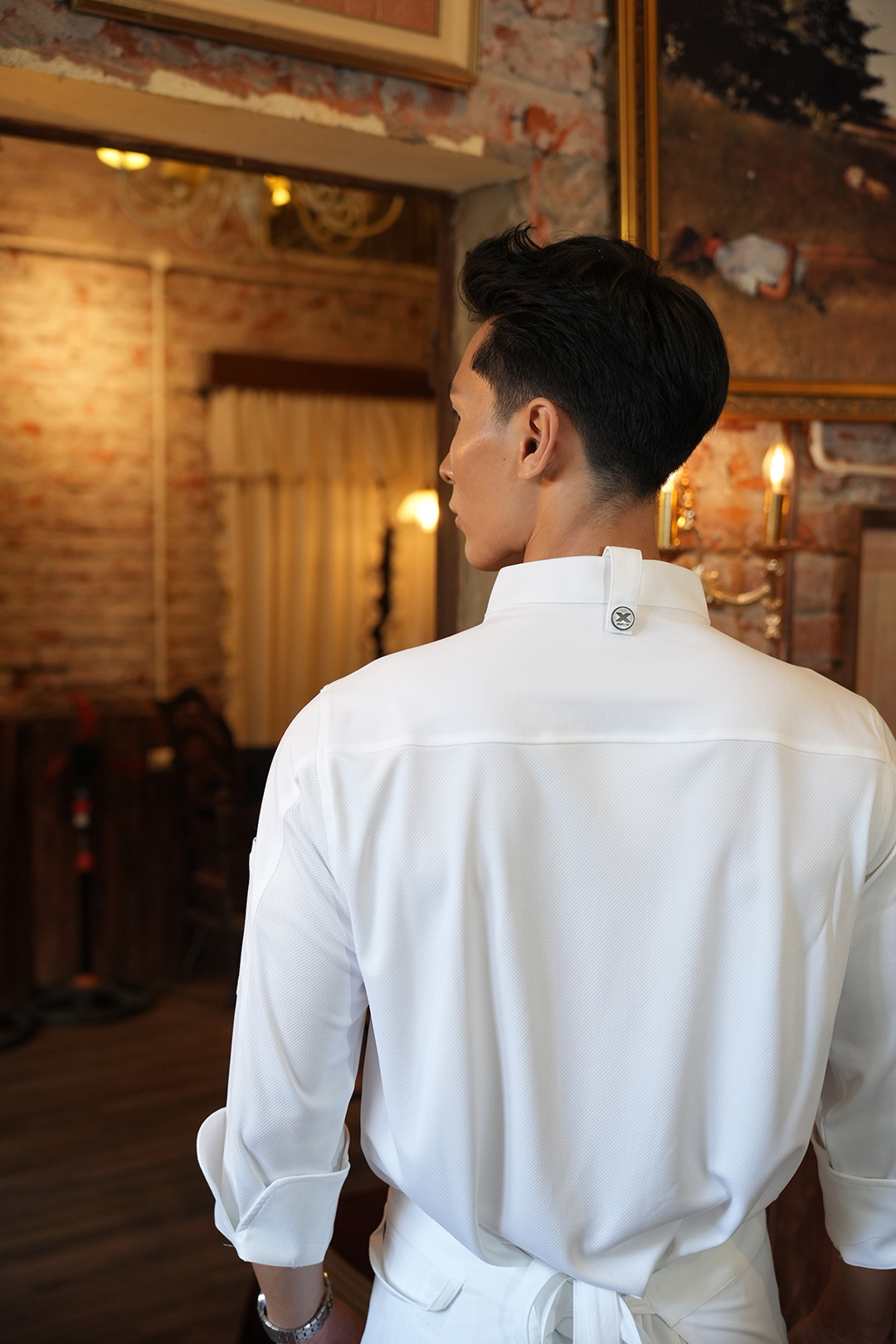 [CHEFX14] ÁO BẾP DÀI TAY CÚC BẤM MÀU TRẮNG CÓ PHỐI LƯỚI CO DÃN SAU LƯNG – WHITE LONG-SLEEVE CHEF JACKET WITH SNAP BUTTONS AND STRETCH MESH BACK PANEL