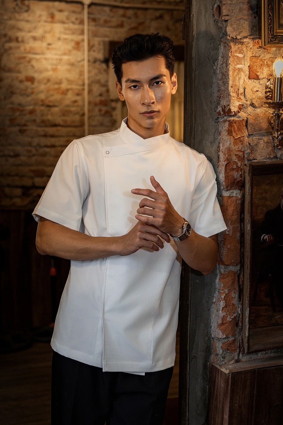 [CHEFX12] ÁO BẾP NGẮN TAY CÚC BẤM MÀU TRẮNG CÓ PHỐI LƯỚI CO DÃN SAU LƯNG – WHITE SHORT-SLEEVE CHEF JACKET WITH SNAP BUTTONS AND STRETCH MESH BACK PANEL