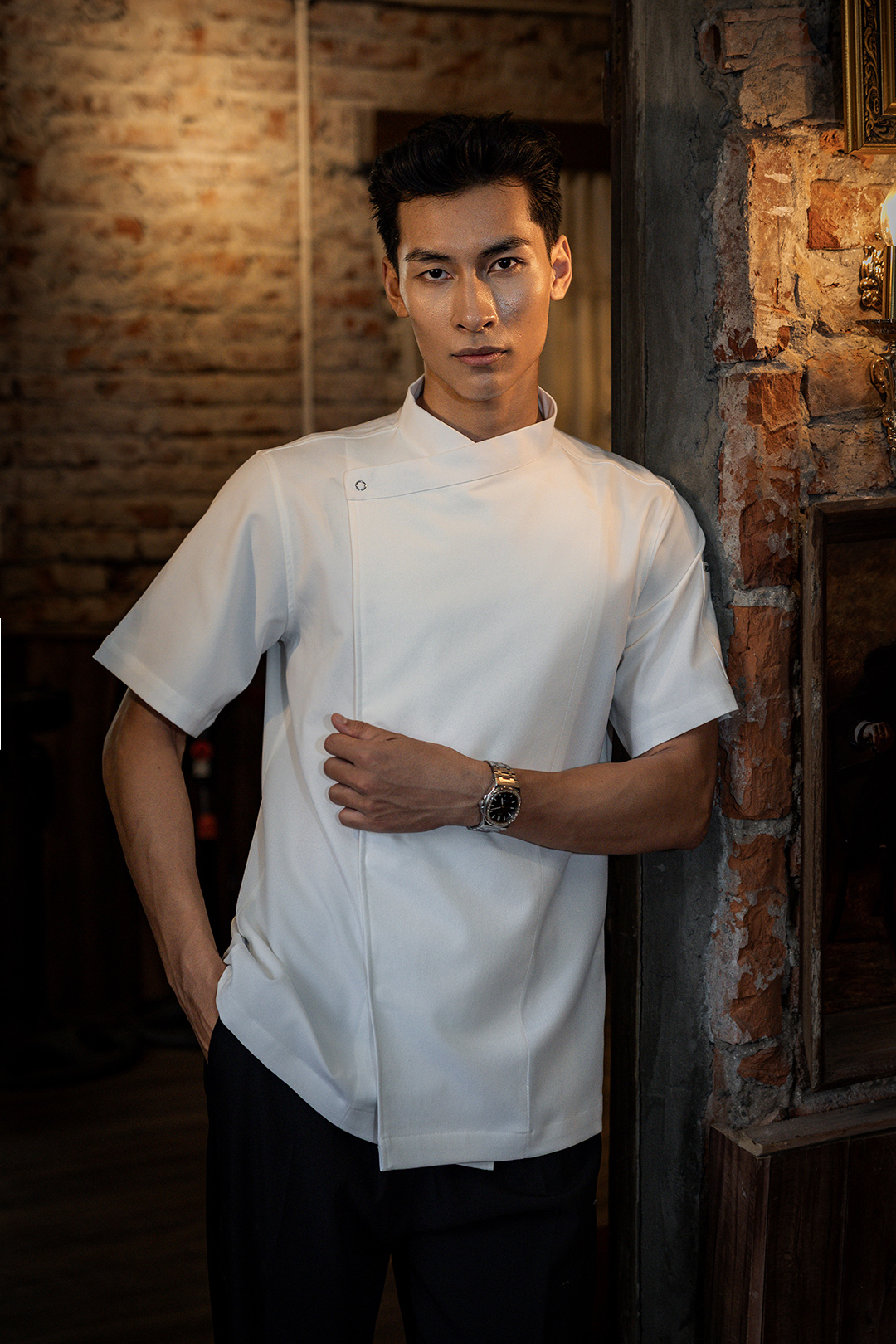 [CHEFX12] ÁO BẾP NGẮN TAY CÚC BẤM MÀU TRẮNG CÓ PHỐI LƯỚI CO DÃN SAU LƯNG – WHITE SHORT-SLEEVE CHEF JACKET WITH SNAP BUTTONS AND STRETCH MESH BACK PANEL