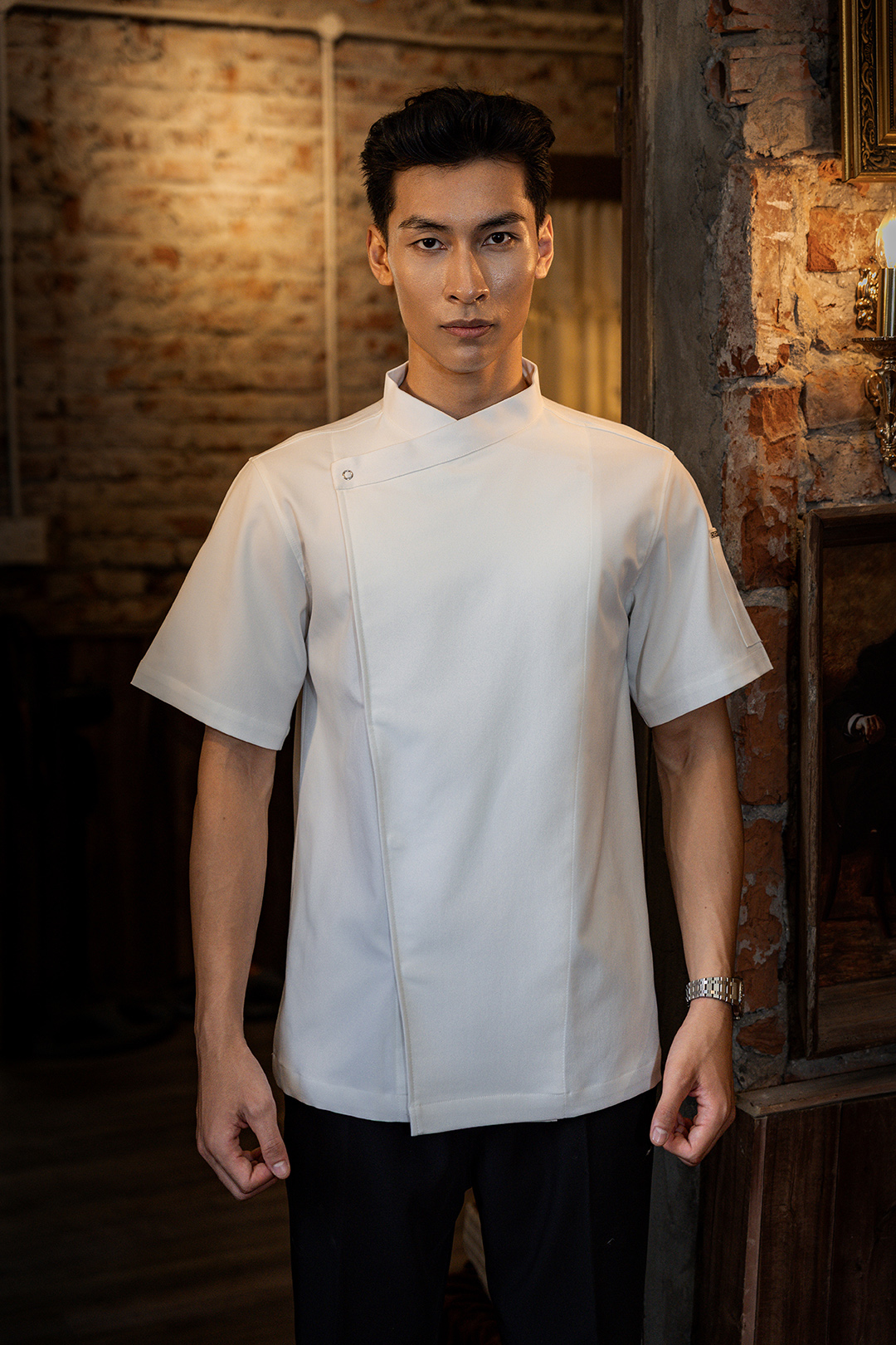 [CHEFX12] ÁO BẾP NGẮN TAY CÚC BẤM MÀU TRẮNG CÓ PHỐI LƯỚI CO DÃN SAU LƯNG – WHITE SHORT-SLEEVE CHEF JACKET WITH SNAP BUTTONS AND STRETCH MESH BACK PANEL