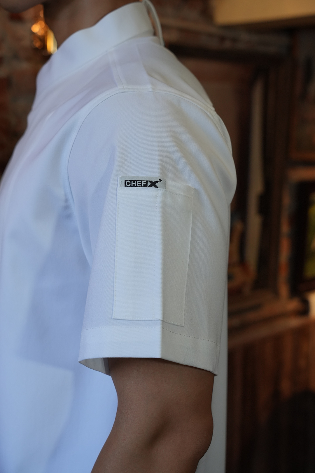 [CHEFX12] ÁO BẾP NGẮN TAY CÚC BẤM MÀU TRẮNG CÓ PHỐI LƯỚI CO DÃN SAU LƯNG – WHITE SHORT-SLEEVE CHEF JACKET WITH SNAP BUTTONS AND STRETCH MESH BACK PANEL