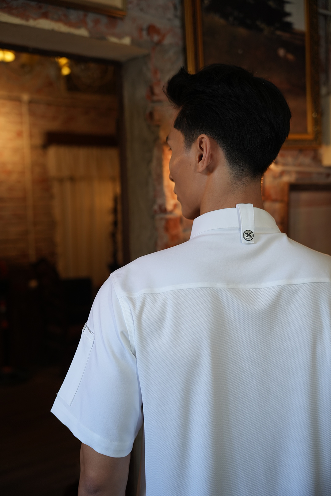 [CHEFX12] ÁO BẾP NGẮN TAY CÚC BẤM MÀU TRẮNG CÓ PHỐI LƯỚI CO DÃN SAU LƯNG – WHITE SHORT-SLEEVE CHEF JACKET WITH SNAP BUTTONS AND STRETCH MESH BACK PANEL