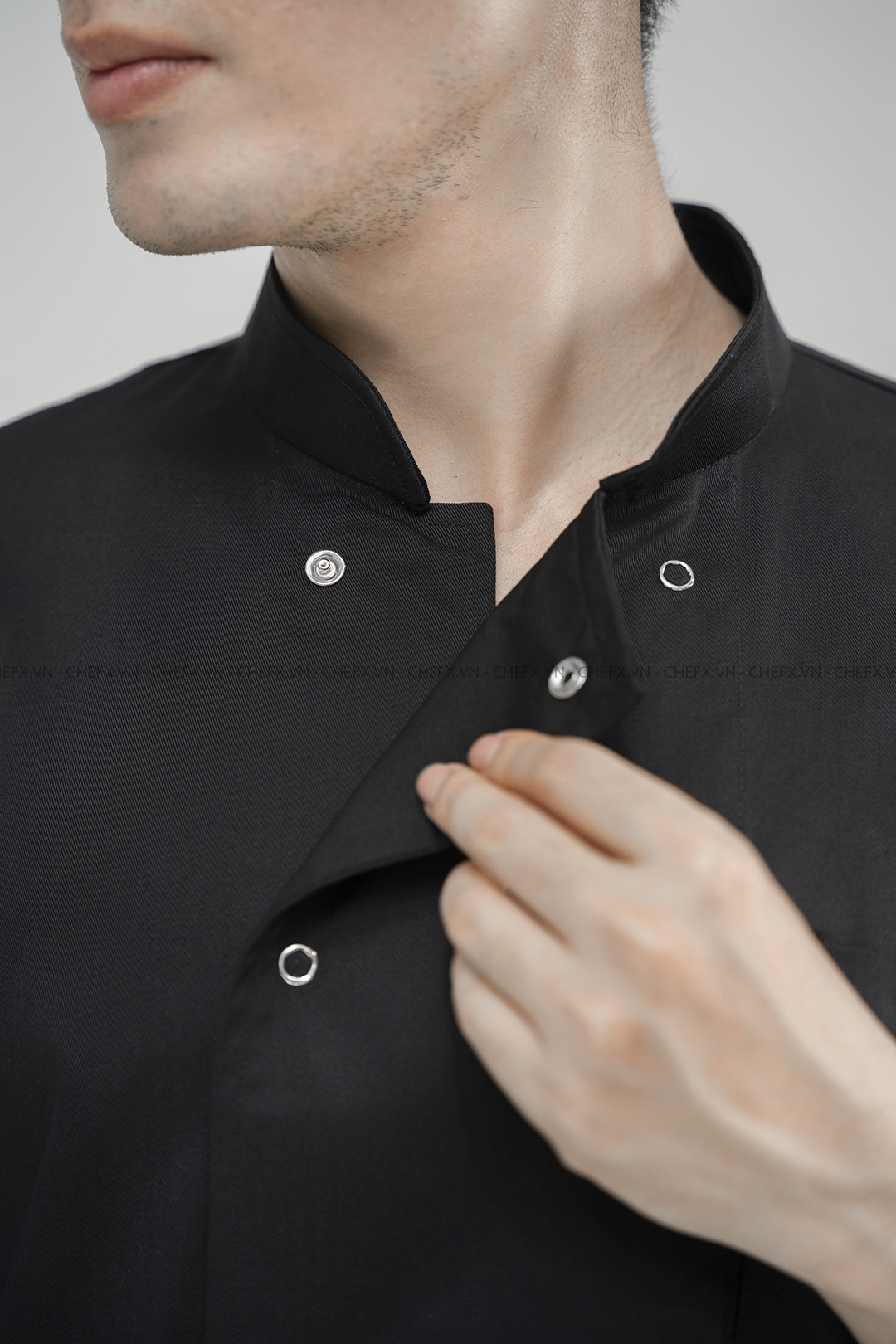 [CHEFX5] ÁO BẾP DÀI TAY CÚC BẤM MÀU ĐEN CÓ PHỐI LƯỚI SAU LƯNG - LONG-SLEEVE BLACK CHEF JACKET WITH STAINLESS-STEEL SNAP BUTTONS, FEATURING A BREATHABLE MESH BACK PANEL.