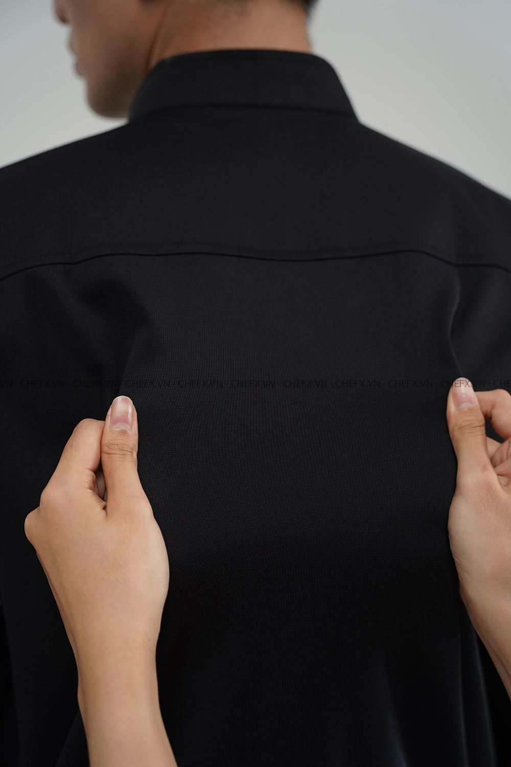 [CHEFX5] ÁO BẾP DÀI TAY CÚC BẤM MÀU ĐEN CÓ PHỐI LƯỚI SAU LƯNG - LONG-SLEEVE BLACK CHEF JACKET WITH STAINLESS-STEEL SNAP BUTTONS, FEATURING A BREATHABLE MESH BACK PANEL.