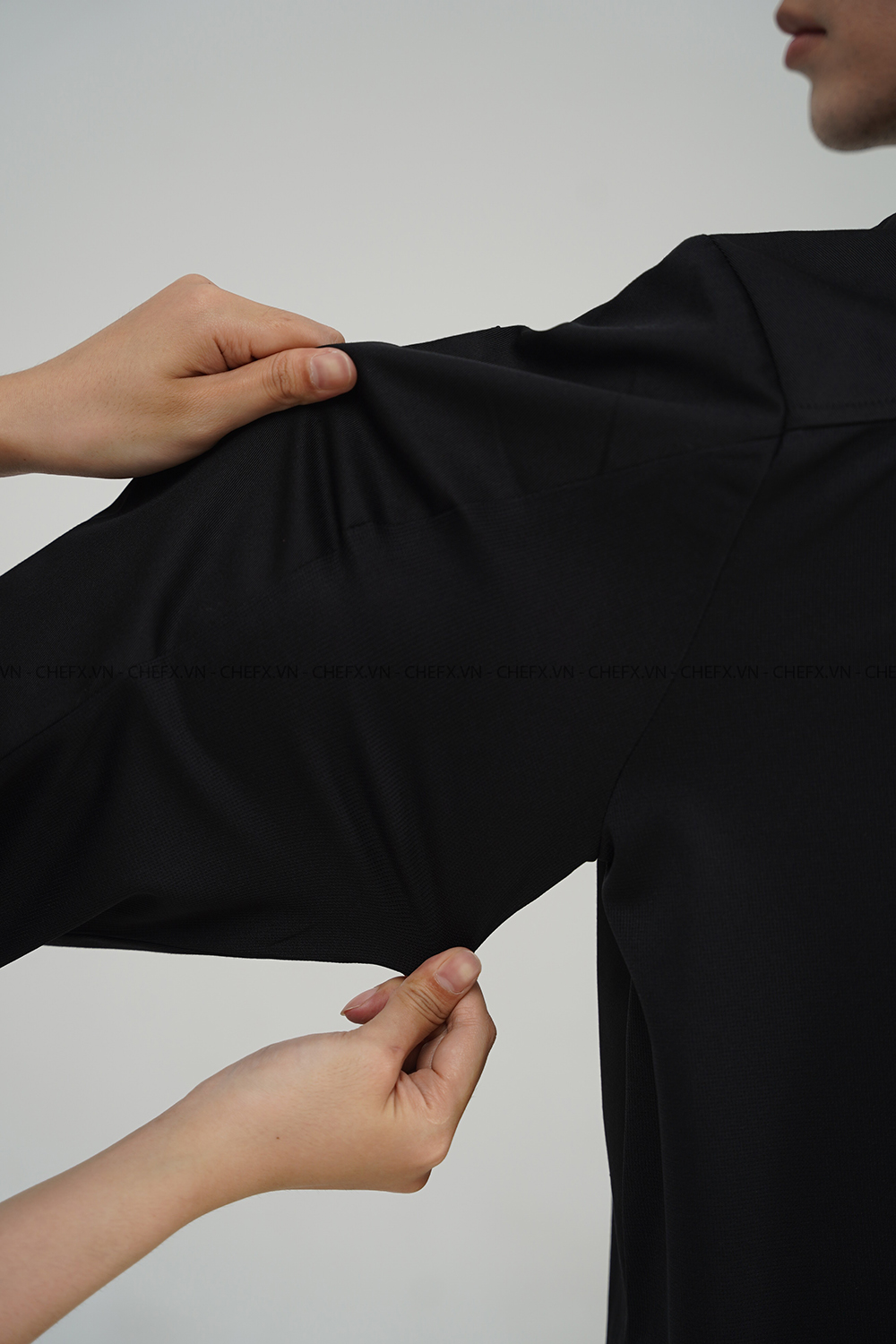 [CHEFX5] ÁO BẾP DÀI TAY CÚC BẤM MÀU ĐEN CÓ PHỐI LƯỚI SAU LƯNG - LONG-SLEEVE BLACK CHEF JACKET WITH STAINLESS-STEEL SNAP BUTTONS, FEATURING A BREATHABLE MESH BACK PANEL.