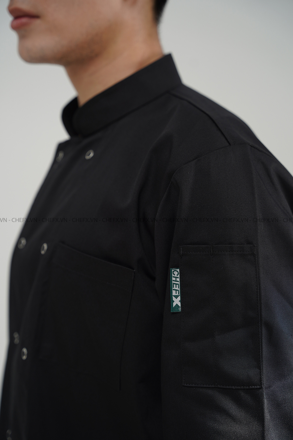 [CHEFX5] ÁO BẾP DÀI TAY CÚC BẤM MÀU ĐEN CÓ PHỐI LƯỚI SAU LƯNG - LONG-SLEEVE BLACK CHEF JACKET WITH STAINLESS-STEEL SNAP BUTTONS, FEATURING A BREATHABLE MESH BACK PANEL.