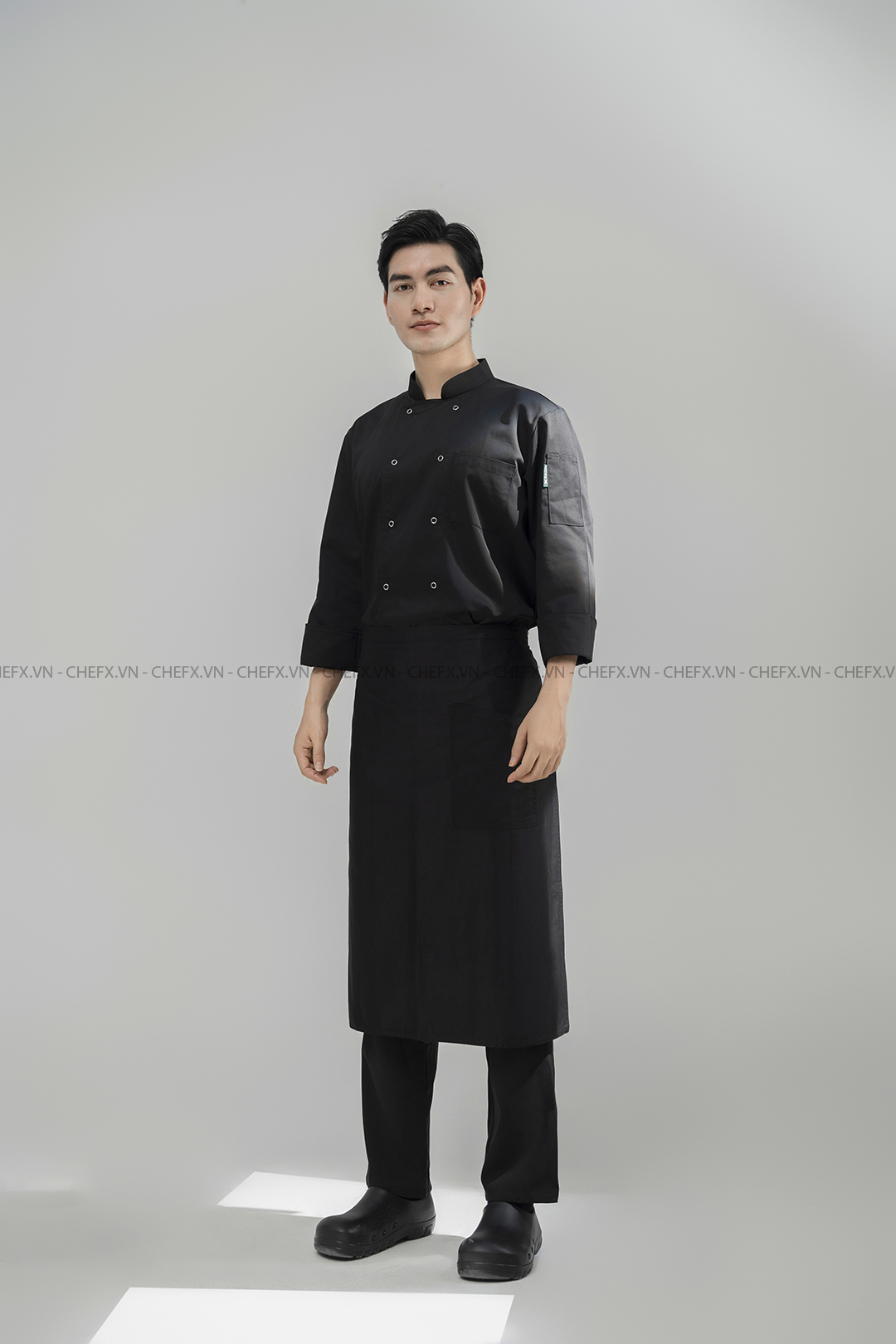 [CHEFX5] ÁO BẾP DÀI TAY CÚC BẤM MÀU ĐEN CÓ PHỐI LƯỚI SAU LƯNG - LONG-SLEEVE BLACK CHEF JACKET WITH STAINLESS-STEEL SNAP BUTTONS, FEATURING A BREATHABLE MESH BACK PANEL.