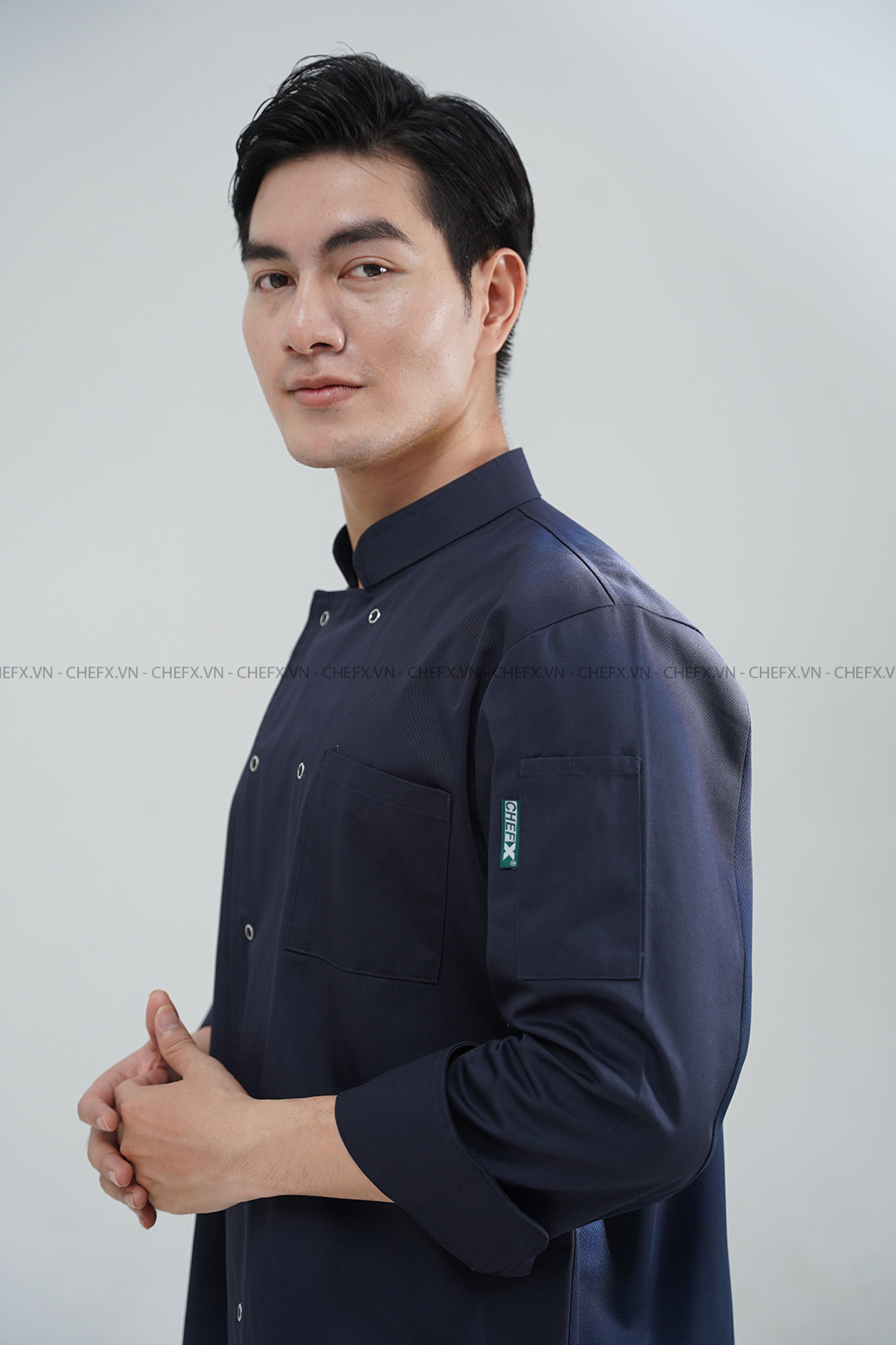 [CHEFX5] ÁO BẾP DÀI TAY CÚC BẤM MÀU NAVI CÓ PHỐI LƯỚI SAU LƯNG - LONG-SLEEVE NAVY CHEF JACKET WITH STAINLESS-STEEL SNAP BUTTONS, FEATURING A BREATHABLE MESH BACK PANEL.
