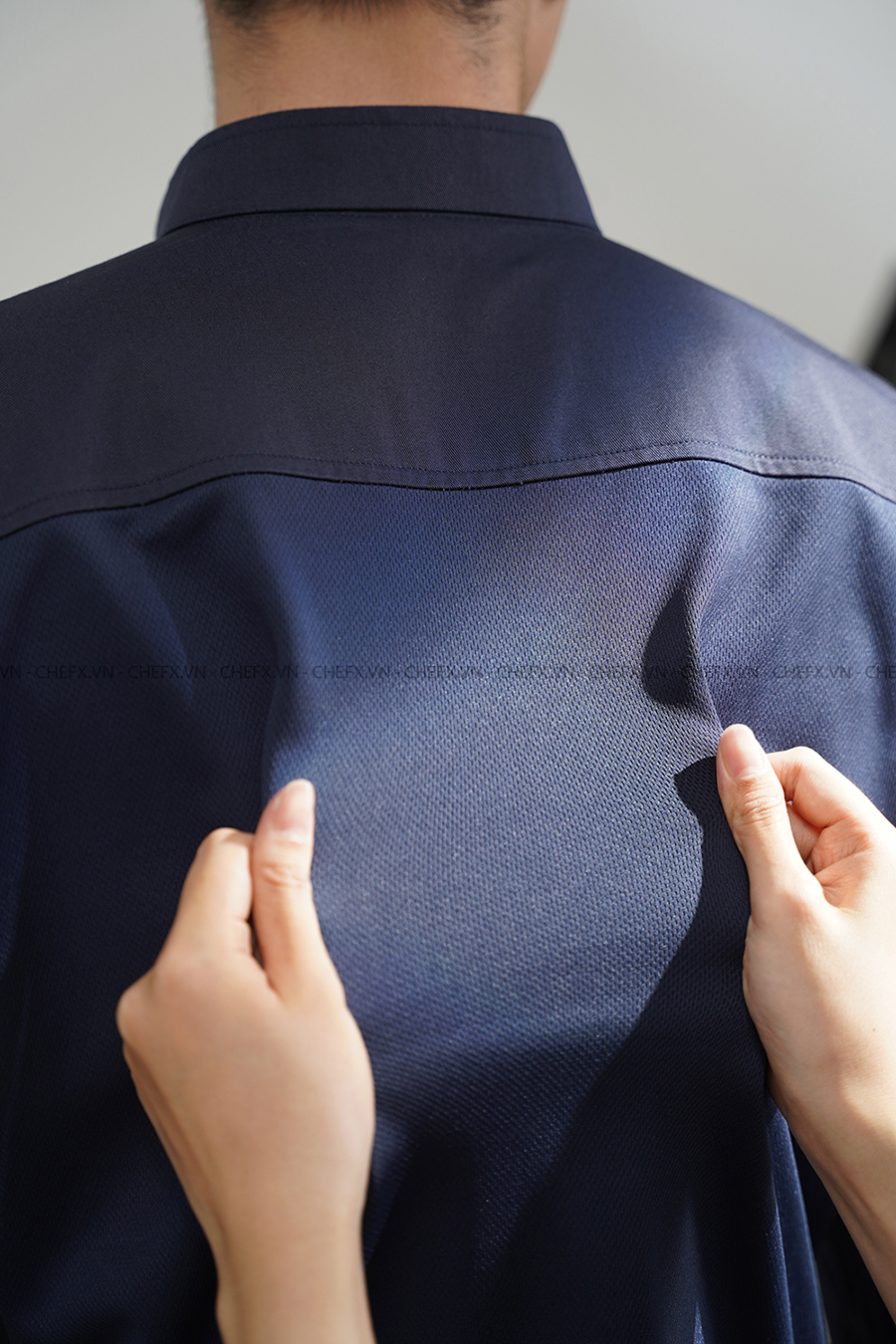 [CHEFX5] ÁO BẾP DÀI TAY CÚC BẤM MÀU NAVI CÓ PHỐI LƯỚI SAU LƯNG - LONG-SLEEVE NAVY CHEF JACKET WITH STAINLESS-STEEL SNAP BUTTONS, FEATURING A BREATHABLE MESH BACK PANEL.