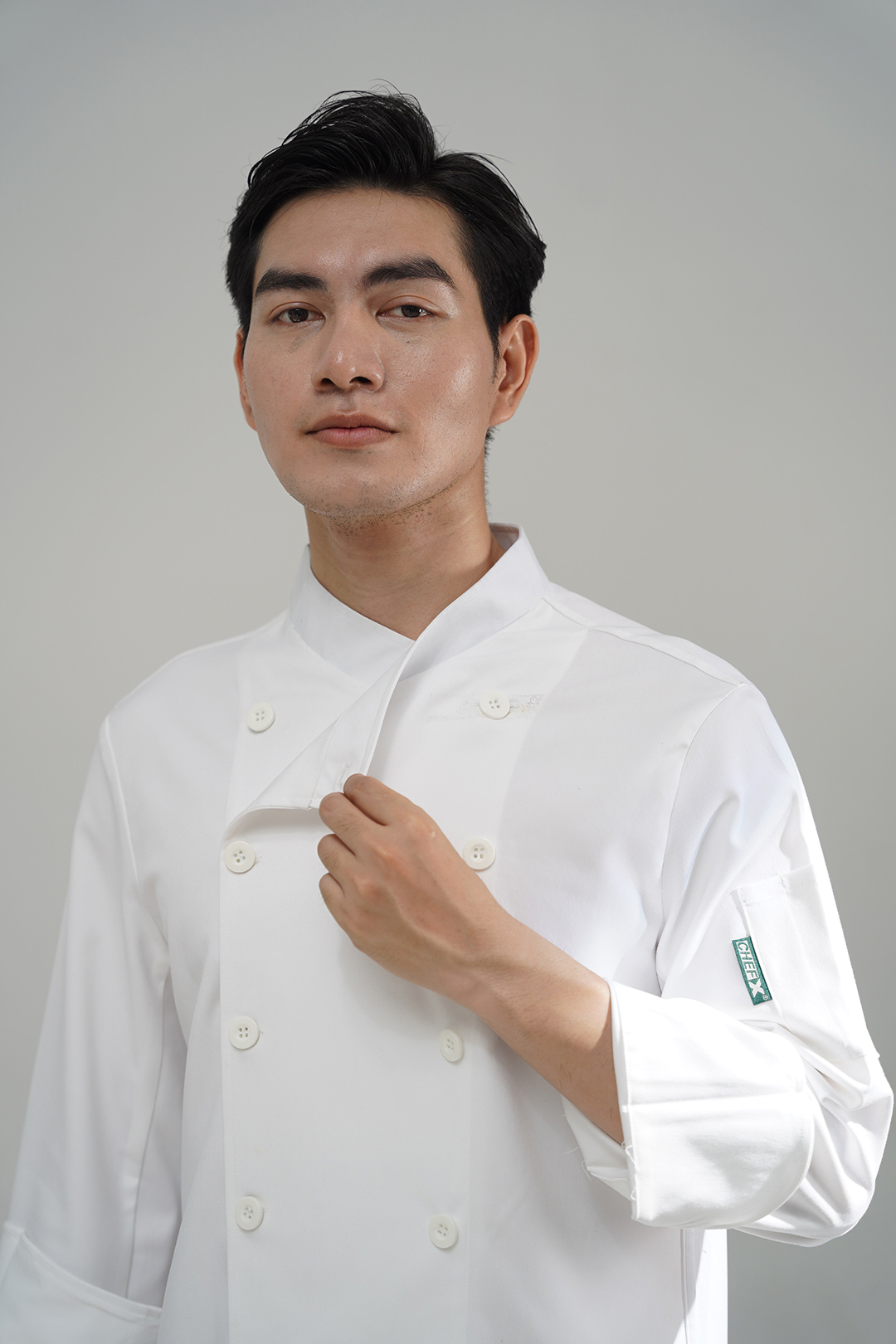 [CHEFX8] ÁO BẾP DÀI TAY CÚC CÀI MÀU TRẮNG CÓ PHỐI LƯỚI CO DÃN SAU LƯNG - LONG-SLEEVE WHITE CHEF JACKET WITH A BUTTON-FRONT CLOSURE, FEATURING A STRETCHY MESH PANEL AT THE BACK.