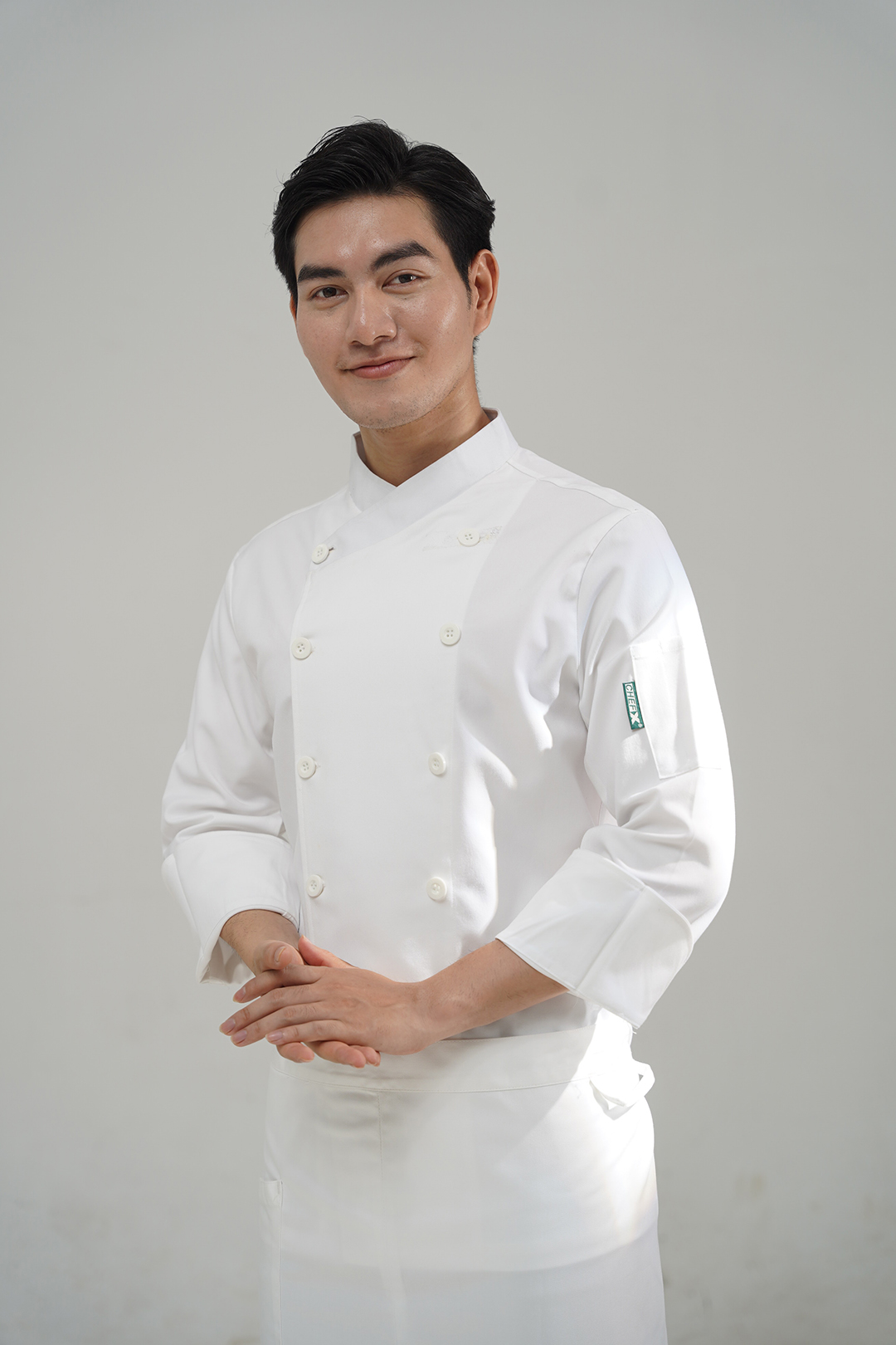 [CHEFX8] ÁO BẾP DÀI TAY CÚC CÀI MÀU TRẮNG CÓ PHỐI LƯỚI CO DÃN SAU LƯNG - LONG-SLEEVE WHITE CHEF JACKET WITH A BUTTON-FRONT CLOSURE, FEATURING A STRETCHY MESH PANEL AT THE BACK.