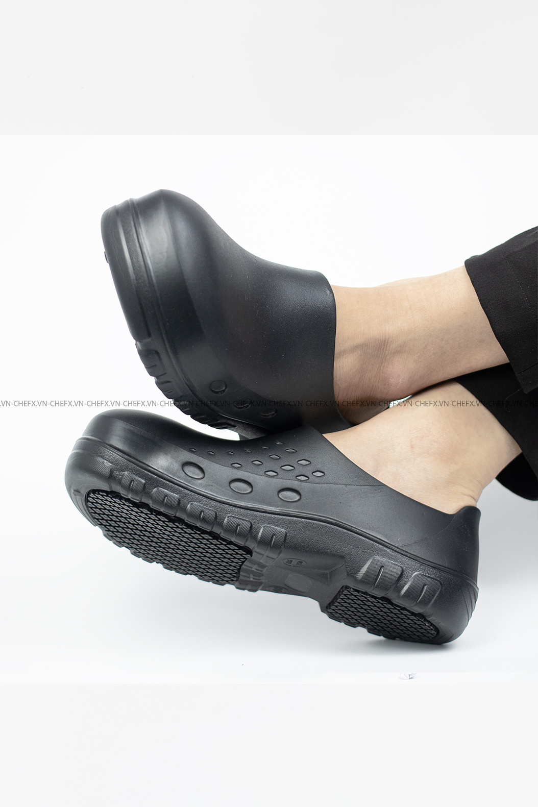 GIÀY BẾP MŨI THÉP ĐẾ CHỐNG TRƠN TRƯỢT DÀNH CHO ĐẦU BẾP - STEEL-TOE, SLIP-RESISTANT KITCHEN SHOES FOR CHEFS