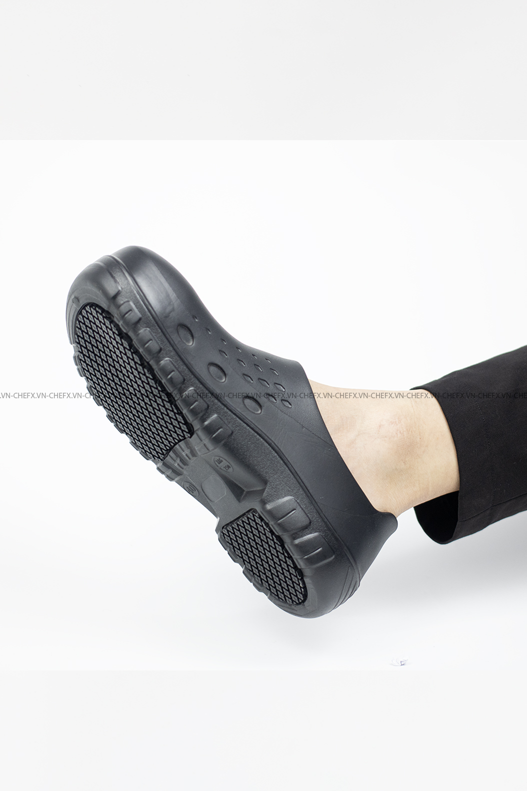 GIÀY BẾP MŨI THÉP ĐẾ CHỐNG TRƠN TRƯỢT DÀNH CHO ĐẦU BẾP - STEEL-TOE, SLIP-RESISTANT KITCHEN SHOES FOR CHEFS
