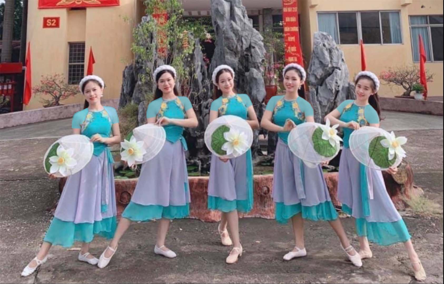 Thuê váy múa quạt quận Tân Phú
