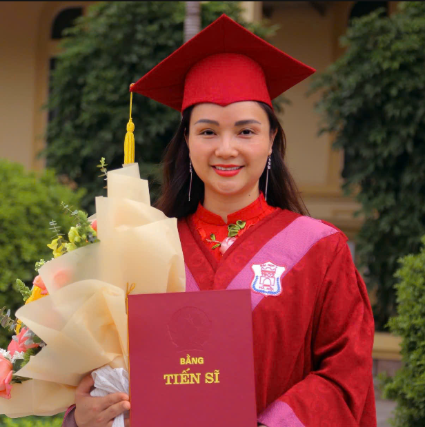 TS.BS. Hoàng Lan nhận bằng tiến sĩ thẩm mỹ năm 2023 tại trường Đại học Y Hà Nội