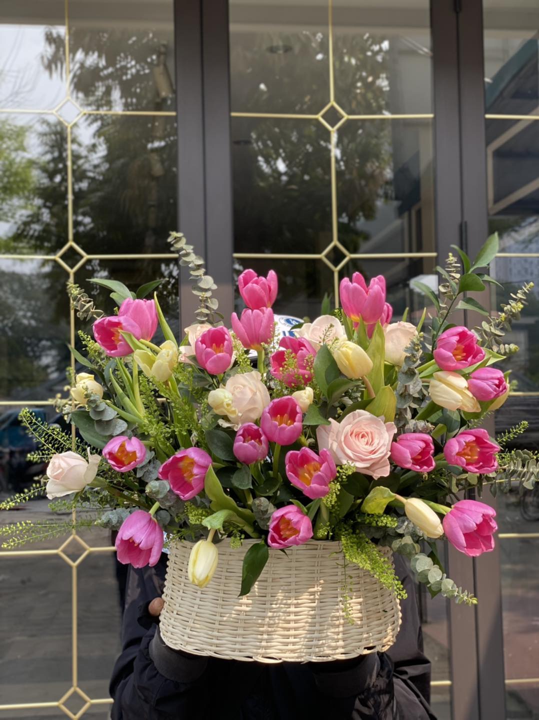 Lẵng hoa tulip hồng