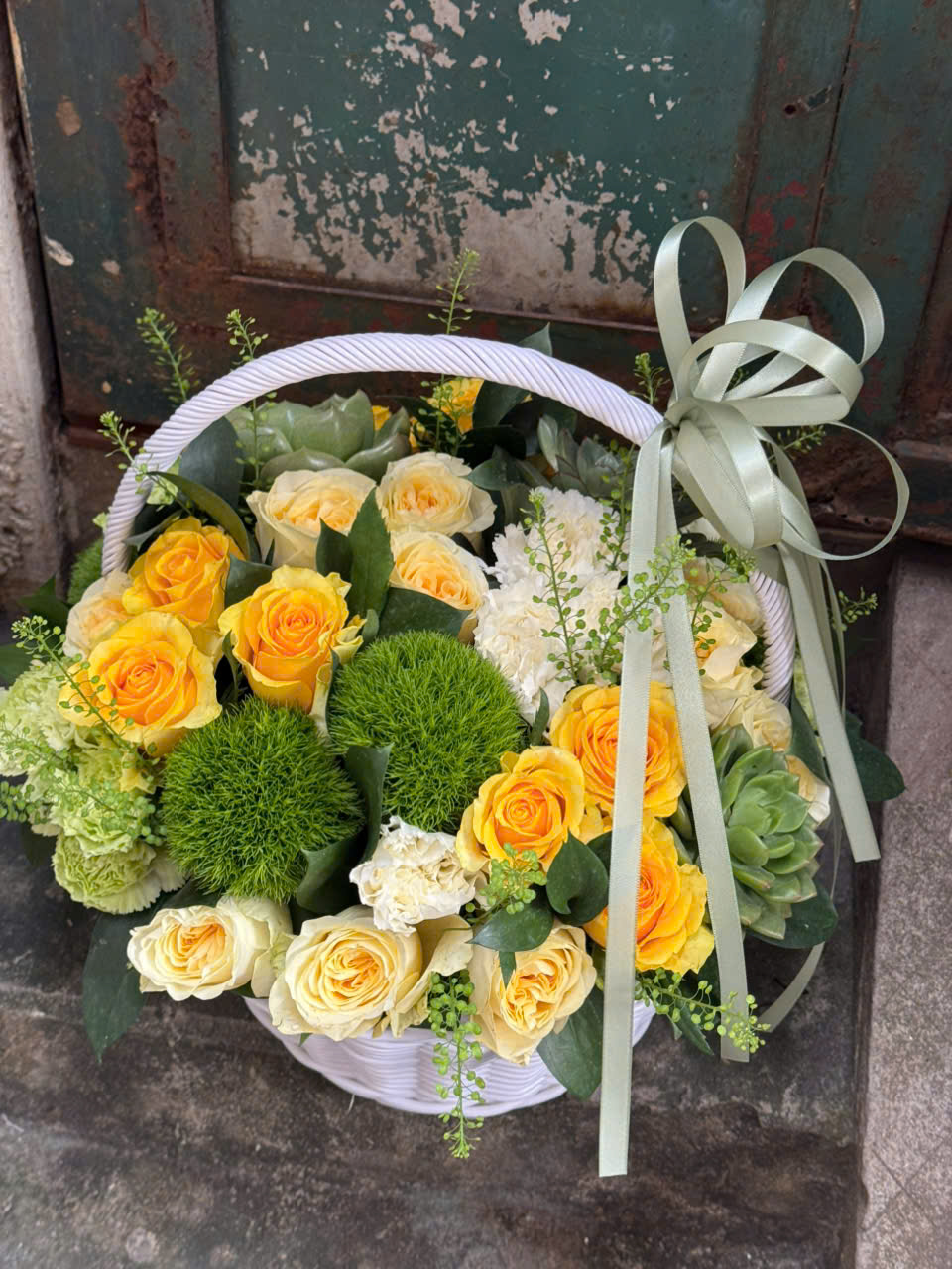 Giỏ hoa tone xanh vàng