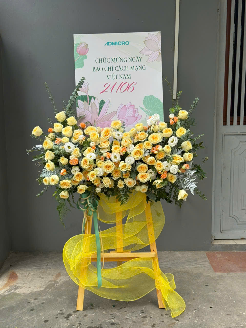 Kệ hoa tone vàng