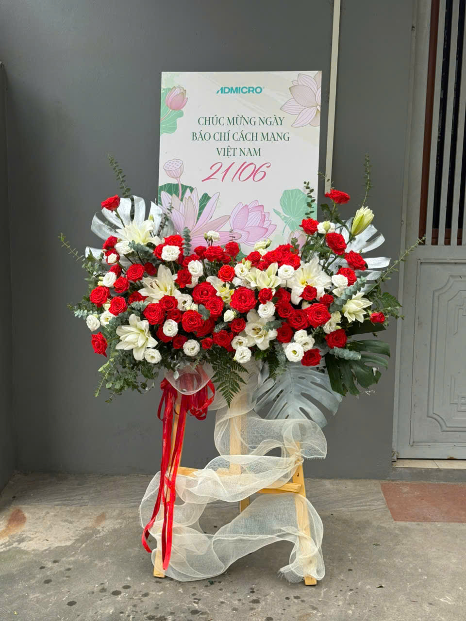 Kệ hoa tone đỏ