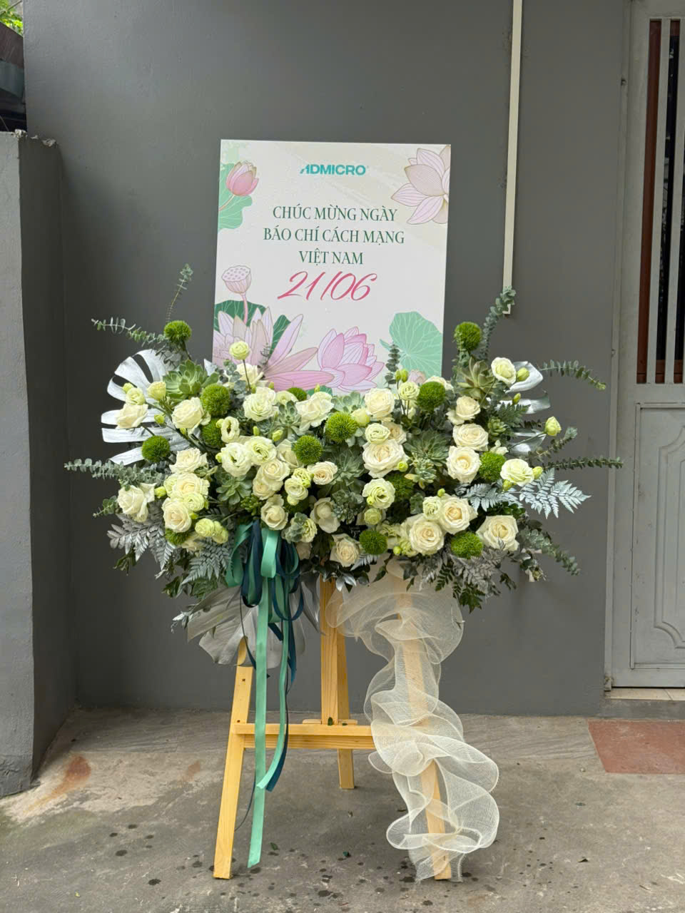 Kệ hoa tone trắng xanh