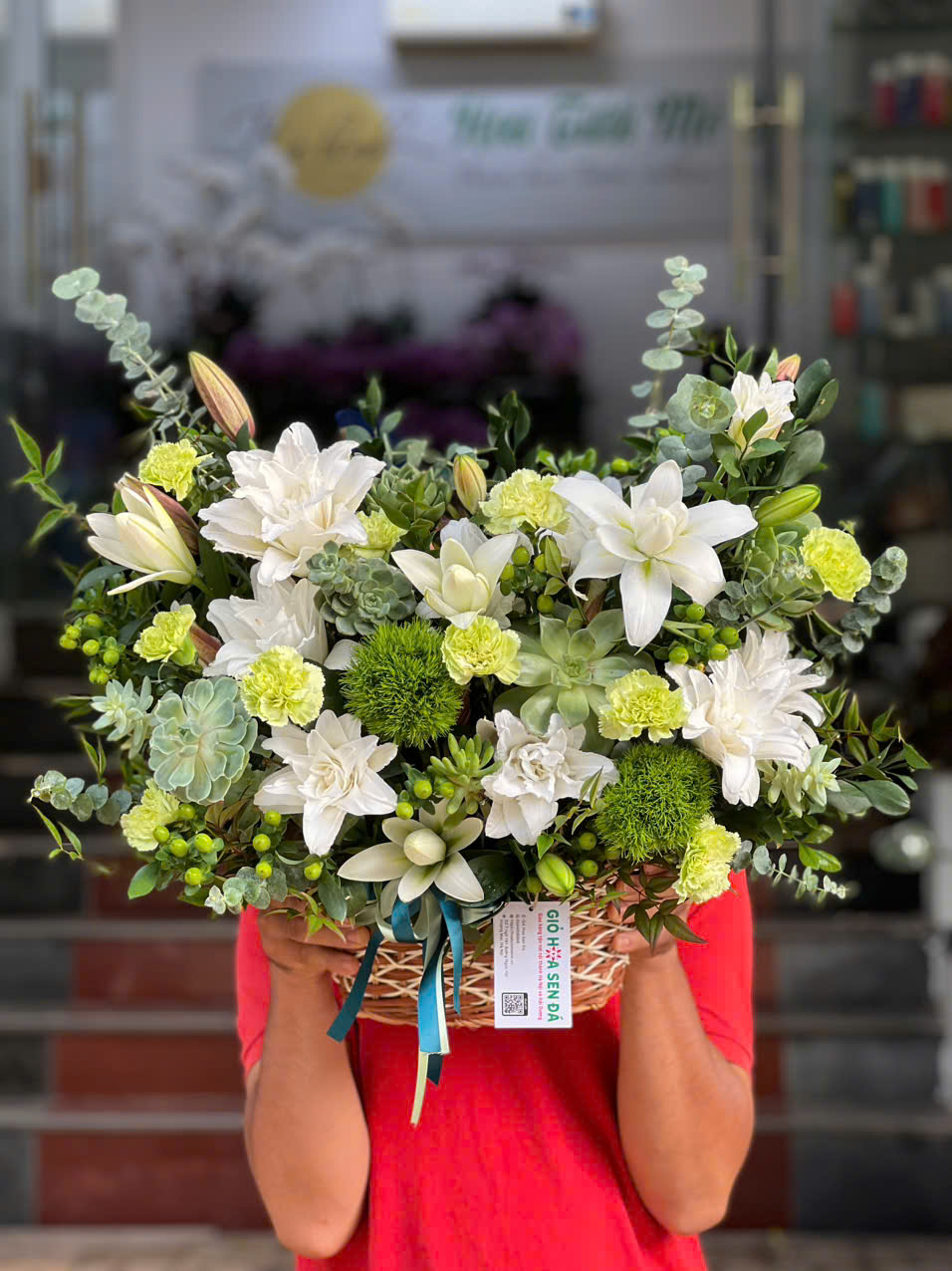 Lẵng hoa tone trắng cam