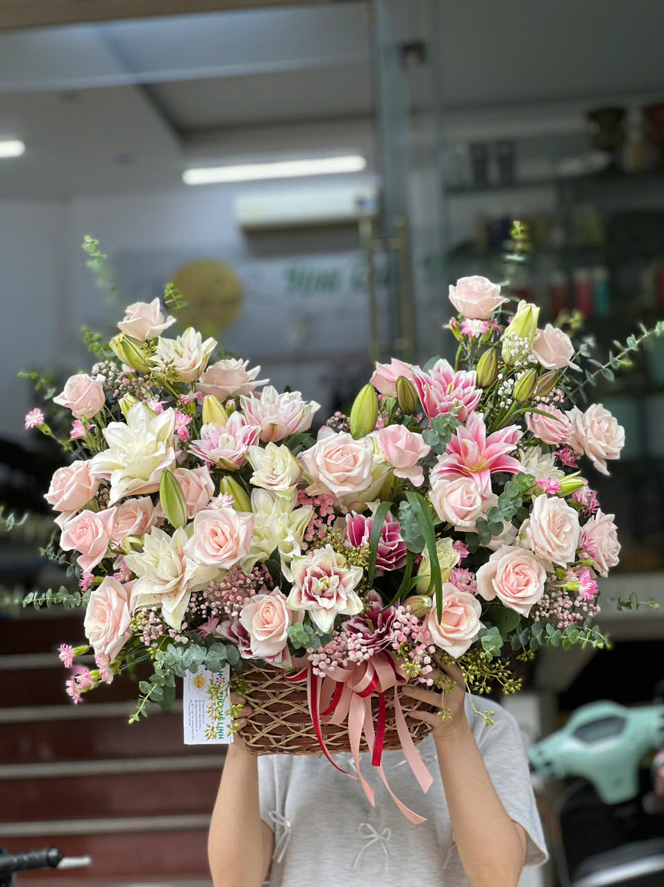 Lẵng hoa tone kem dâu