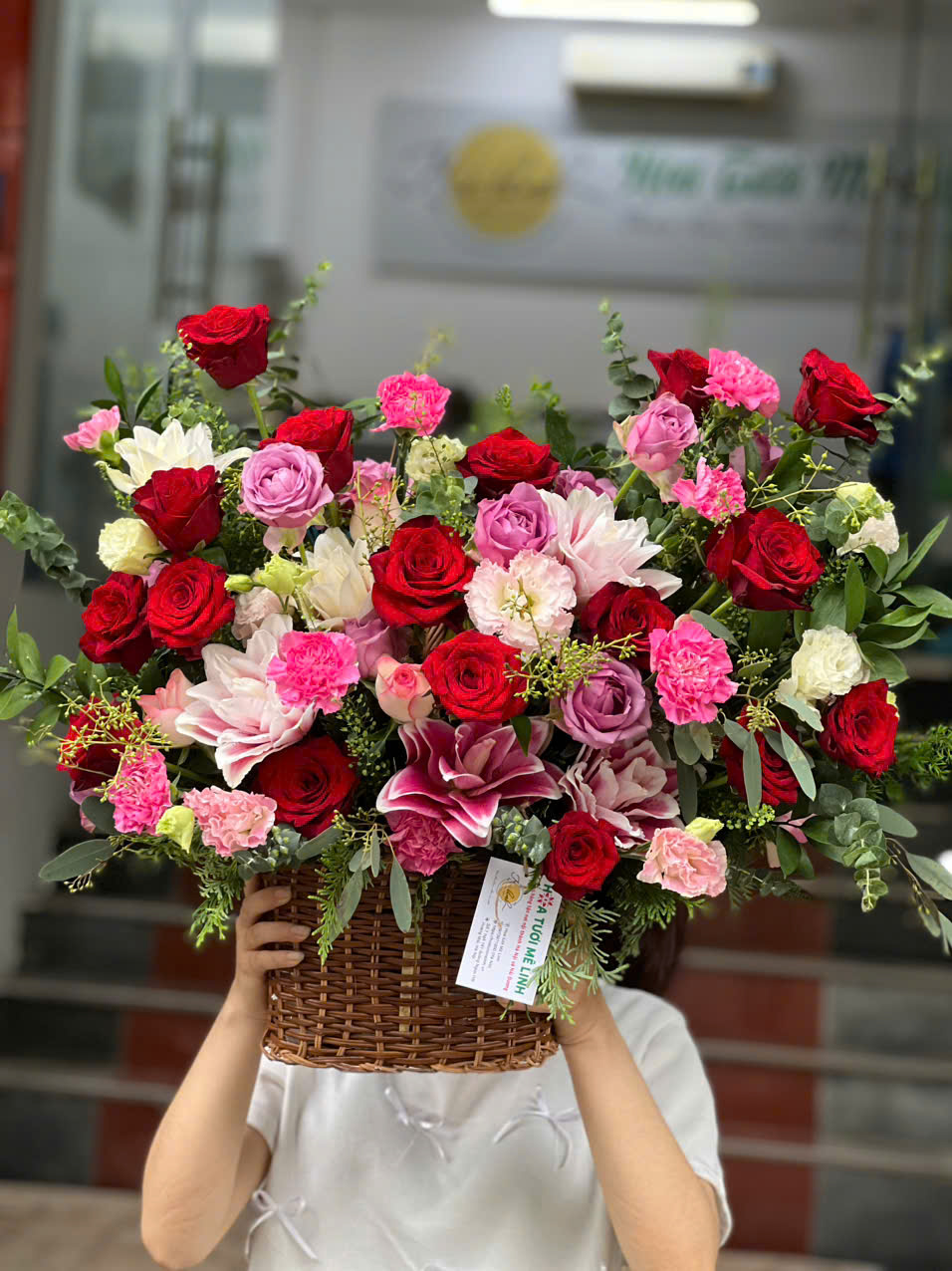 Lẵng hoa hồng tím đỏ