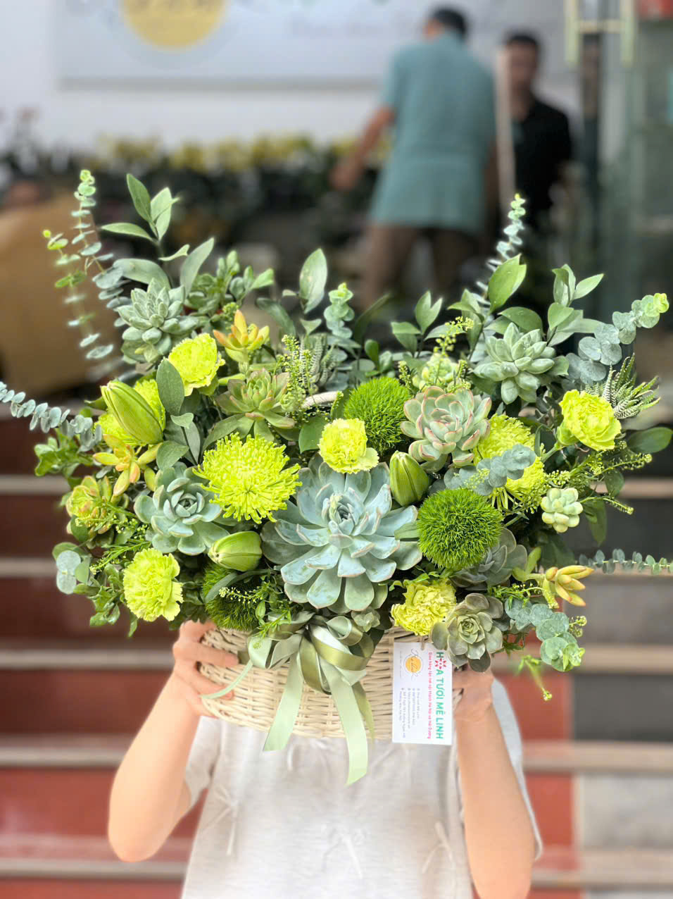 Giỏ sen đá kết hợp hoa tươi