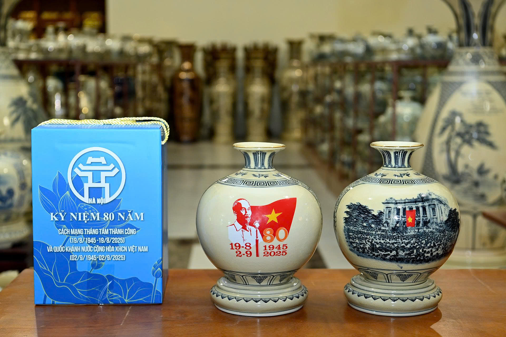 Nghệ nhân Chu Đậu hối hả sản xuất quà tặng nhân kỷ niệm 80 năm Cách mạng tháng 8 và Quốc khánh 2/9