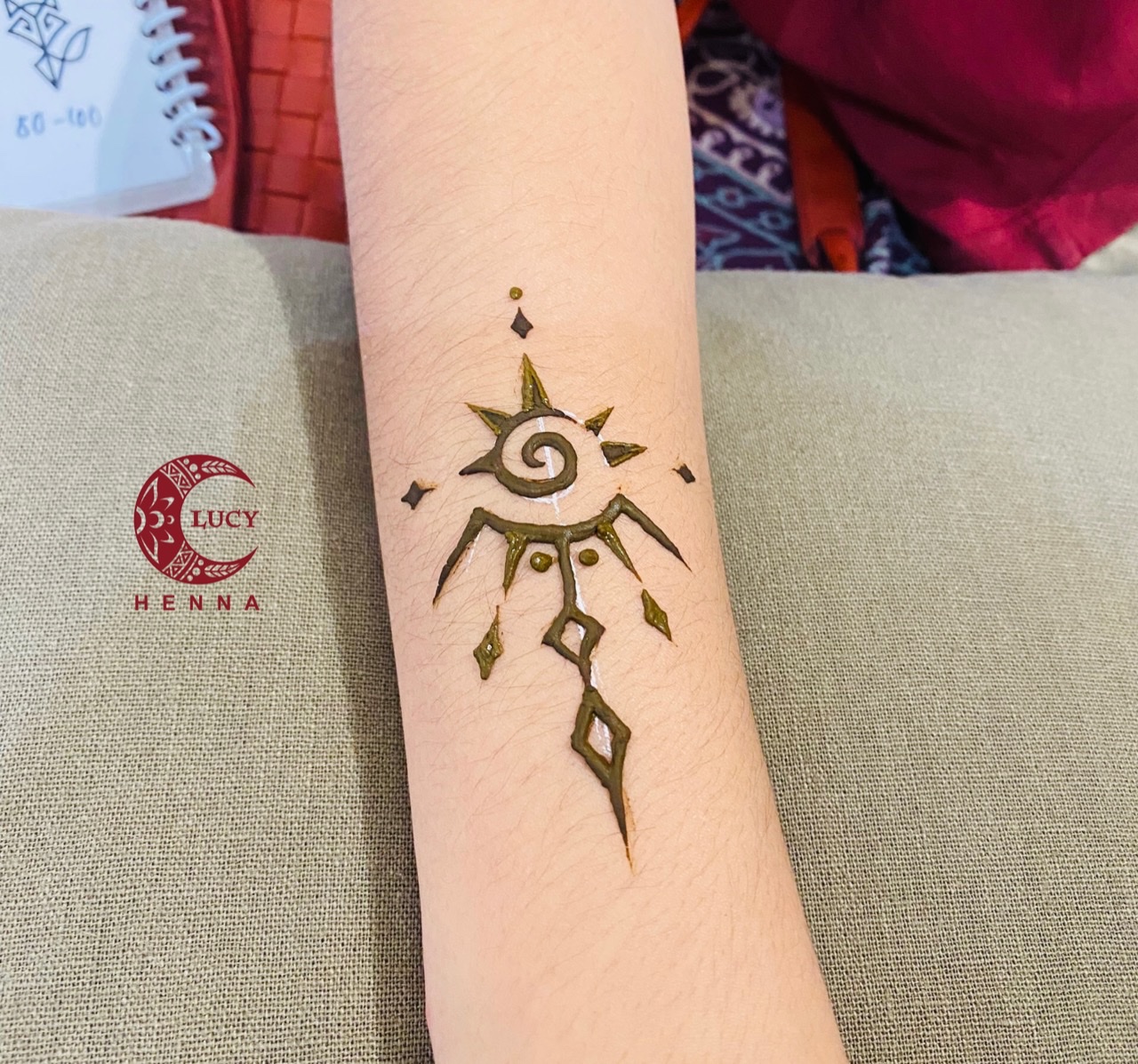 Hình vẽ henna cổ tay: Cổ tay là một vị trí rất phổ biến để vẽ henna, và các họa tiết henna trên cổ tay thường rất ấn tượng và đẹp mắt. Hãy khám phá những mẫu hình vẽ henna cổ tay độc đáo và đầy sáng tạo để trang trí cho bàn tay của bạn.